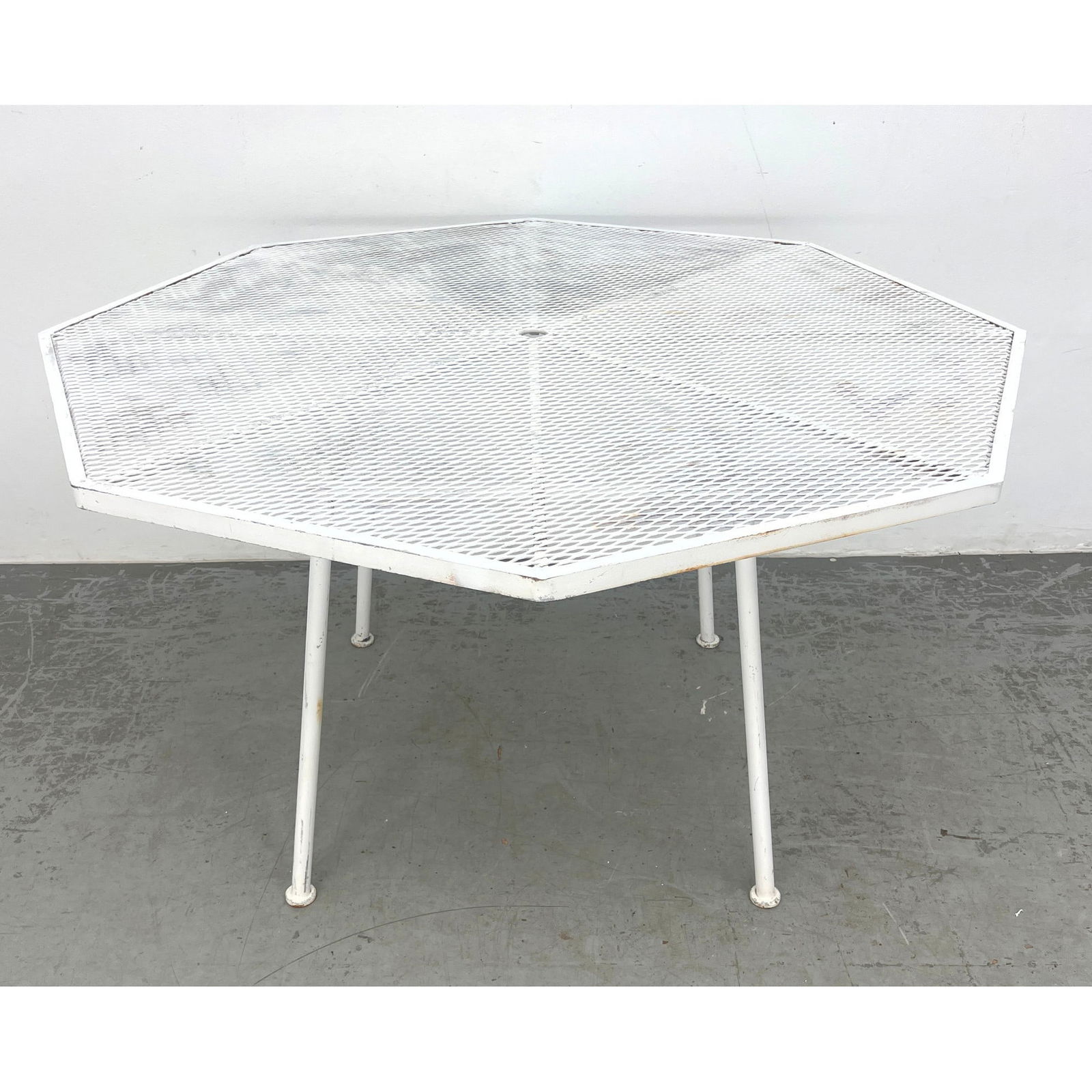 Russell Woodard Octagonal Diamond Mesh Metal Outdoor Dining Table.  Outdoor Patio Garden. (1 of 11)