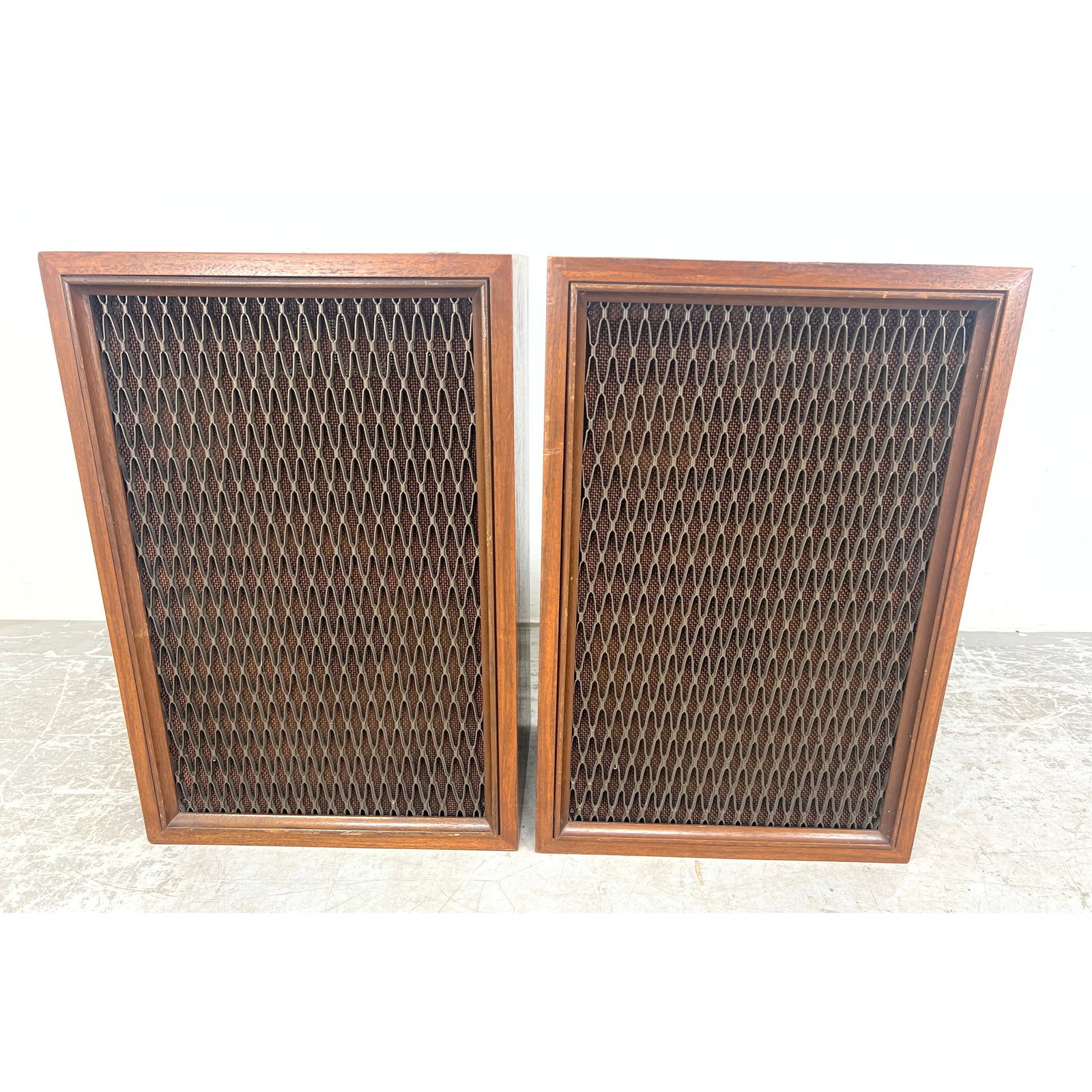 Pair Kenwood KL-7080 Multi Channel Stereo Loudspeakers.: Pair Kenwood KL-7080 Multi Channel Stereo Loudspeakers. Dimensions: Height: 25 inches, Width: 17 inches, Depth: 11 inches. --- - We offer curbside delivery for most items to NYC, Manhattan, Close Broo