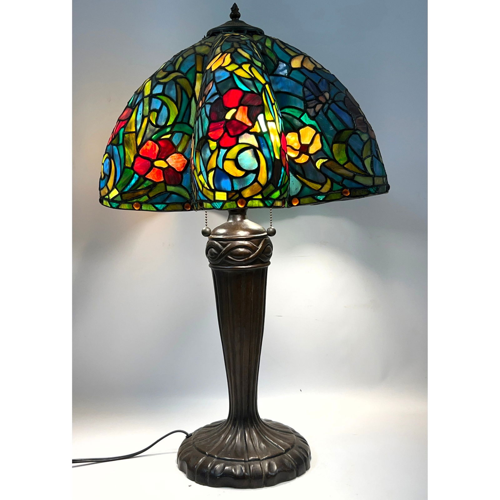 Decorative Stained Leaded Glass Table Lamp. Colorful flowers. (1 of 13)