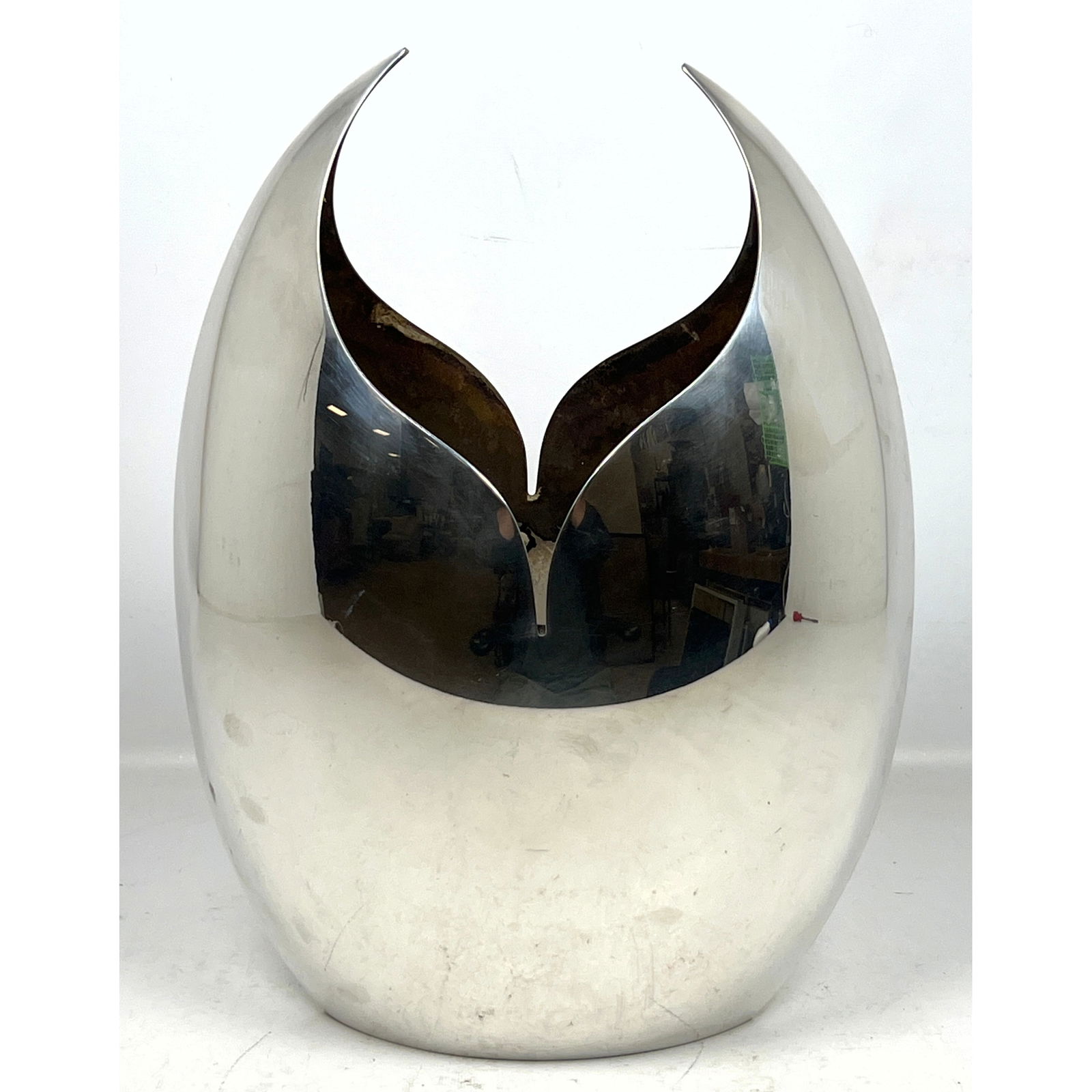 Italian Mid Century Giuliano Malimpensa Polished Stainless Mesa Vase Italy. Numbered 61/100: Italian Mid Century Giuliano Malimpensa Polished Stainless Mesa Vase Italy. Numbered 61/100 Dimensions: Height: 17 inches, Width: 12 inches, Depth: 9 inches. --- US Packing and Shipping charge: In hou