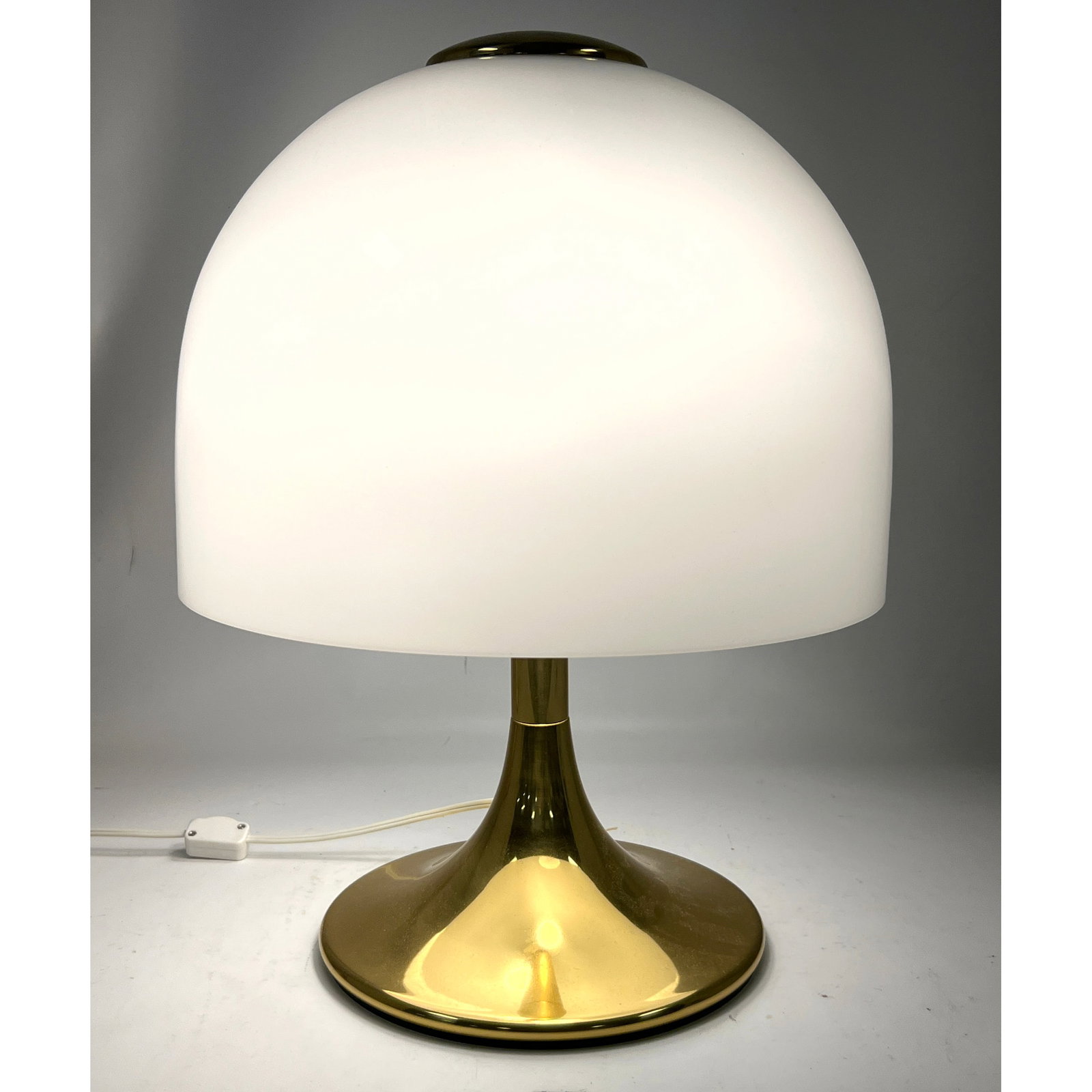 F. Fabbian Italy Dome Shade Table Lamp.: F. Fabbian Italy Dome Shade Table Lamp. Dimensions: Height: 18 inches, Width: 12 inches, Depth: 12 inches. --- US Packing and Shipping charge: In house shipping available. Will be calculated once dest