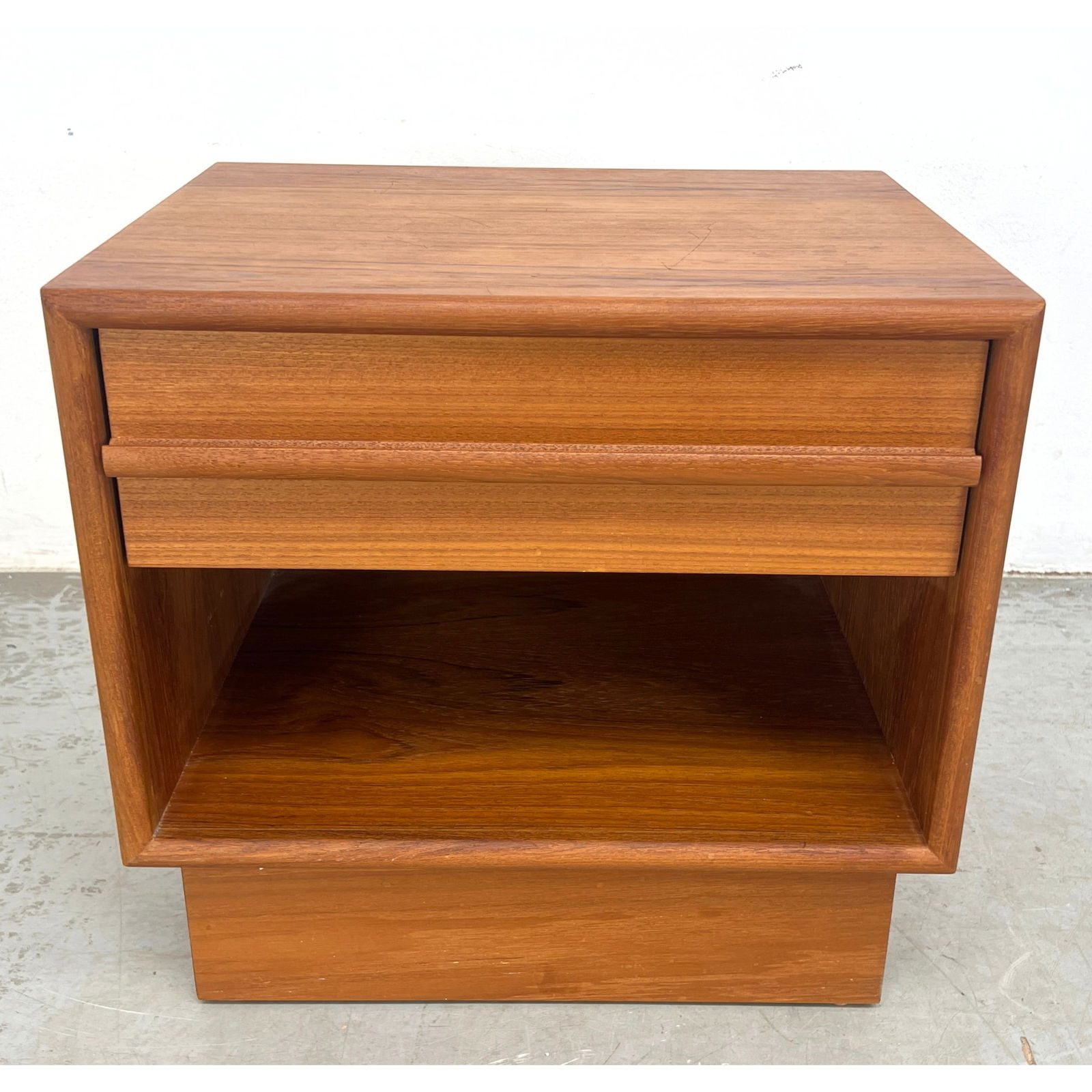 Danish Modern Teak 1 Drawer Side Table Night Stand. (1 of 10)