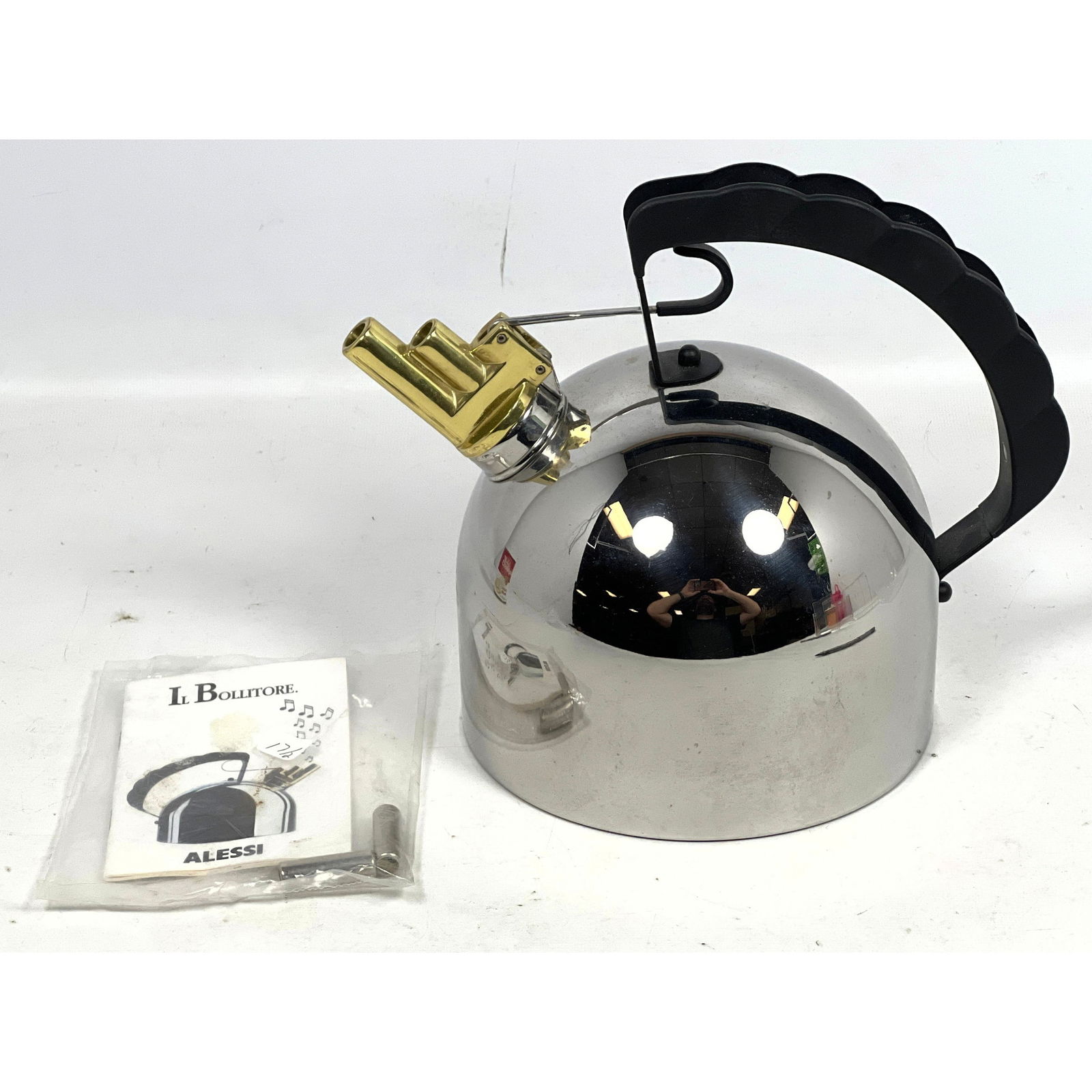 Richard Sapper tea Kettle for Alessi (1983) Includes papers and extra set of whistles in original se: Richard Sapper tea Kettle for Alessi (1983) Includes papers and extra set of whistles in original sealed bag This was the store display from NYC Alessi Holds 67.6 ounces Dimensions: Height: 8 inches,