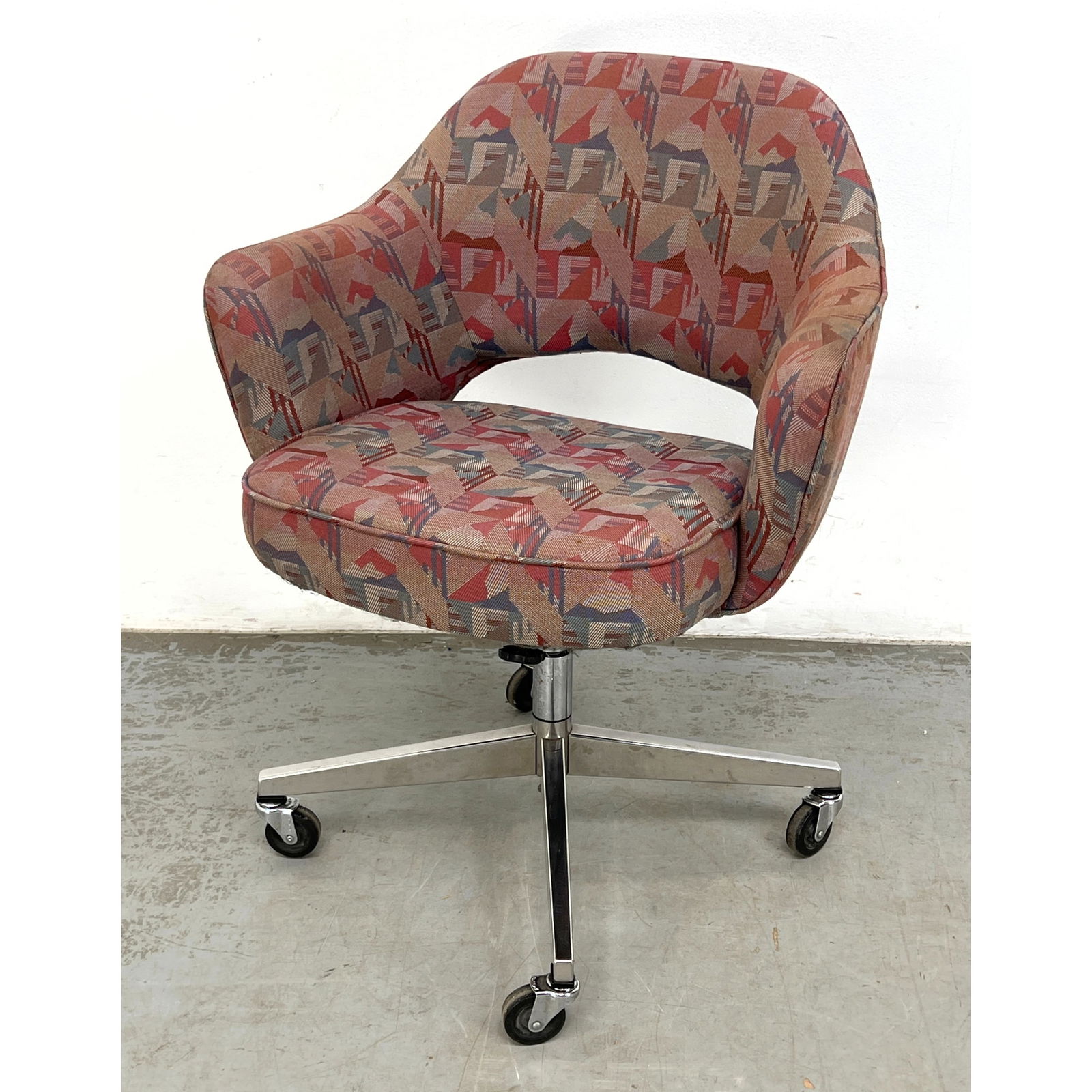Eero Saarinen for Knoll Executive Office Chair. Original Upholstery.: Eero Saarinen for Knoll Executive Office Chair. Original Upholstery. Dimensions: Height: 34 inches, Width: 26 inches, Depth: 23 inches. - Seat Height: 21 inches --- - We offer curbside delivery for mo