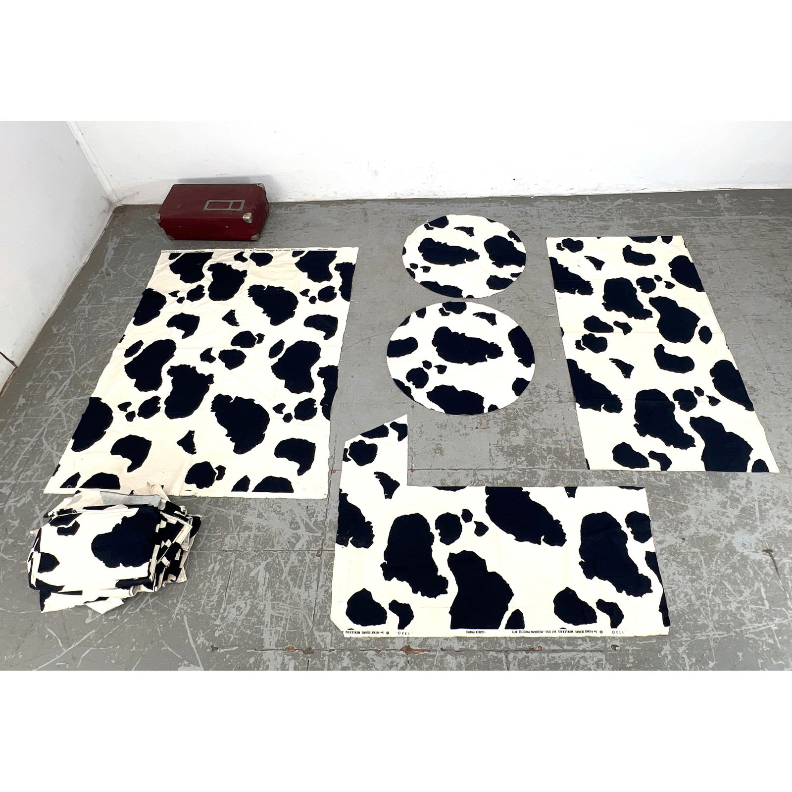 5th Avenue Designs Vintage Black and White Cow Print Canvas Fabric.: 5th Avenue Designs Vintage Black and White Cow Print Canvas Fabric. Dimensions: Height: 42 inches, Width: 60 inches. --- US Packing and Shipping charge: In house shipping available. Will be calculated