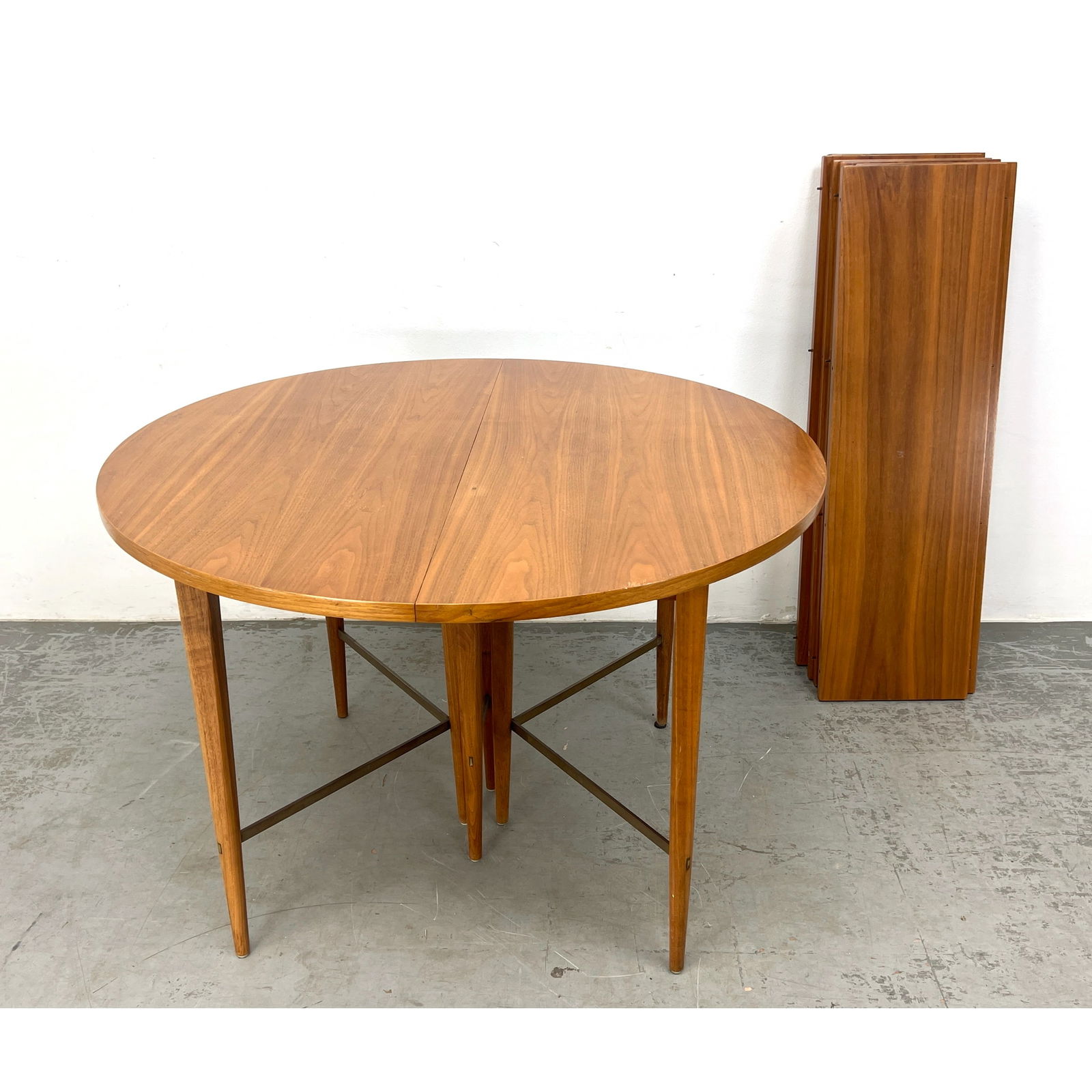 Paul McCobb Calvin Extension Dining Table. Round with 6 Leaves. Metal Stretchers. (1 of 15)