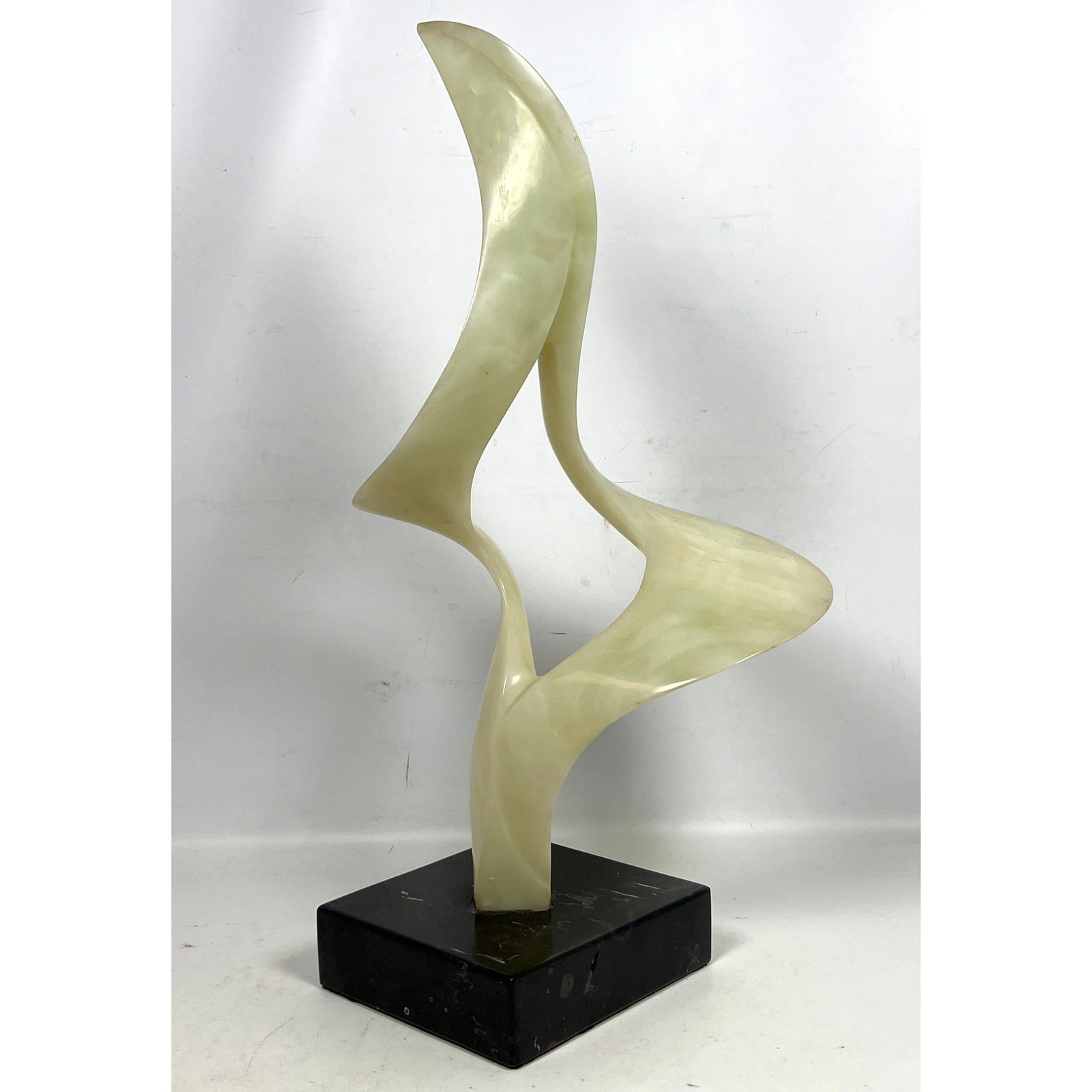 Leonardo Nierman Modernist Onyx Wave sculpture. Signed Nierman. Unique hand carved sculpture.: Leonardo Nierman Modernist Onyx Wave sculpture. Signed Nierman. Unique hand carved sculpture. Dimensions: Height: 24.5 inches, Width: 10 inches, Depth: 10 inches. --- - We offer curbside delivery for
