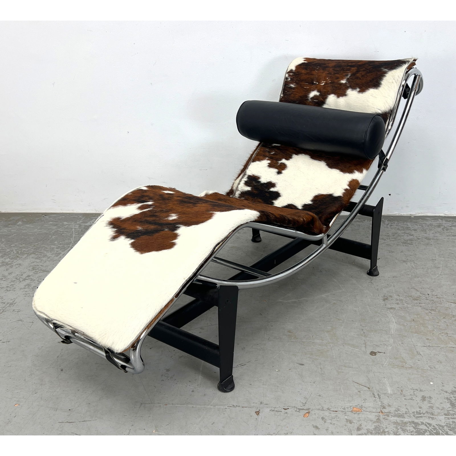 Le Corbusier LC4 Style Cowhide Chaise Lounge Contour Recliner. Unmarked. (1 of 12)