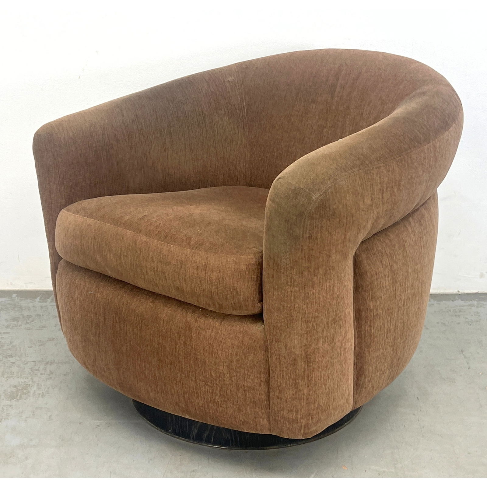 Milo Baughman Swivel Tub Lounge Chair.: Milo Baughman Swivel Tub Lounge Chair. Dimensions: Height: 26.5 inches, Width: 31 inches, Depth: 29 inches. - Seat Height: 17 inches --- - We offer curbside delivery for most items to NYC, Manhattan,