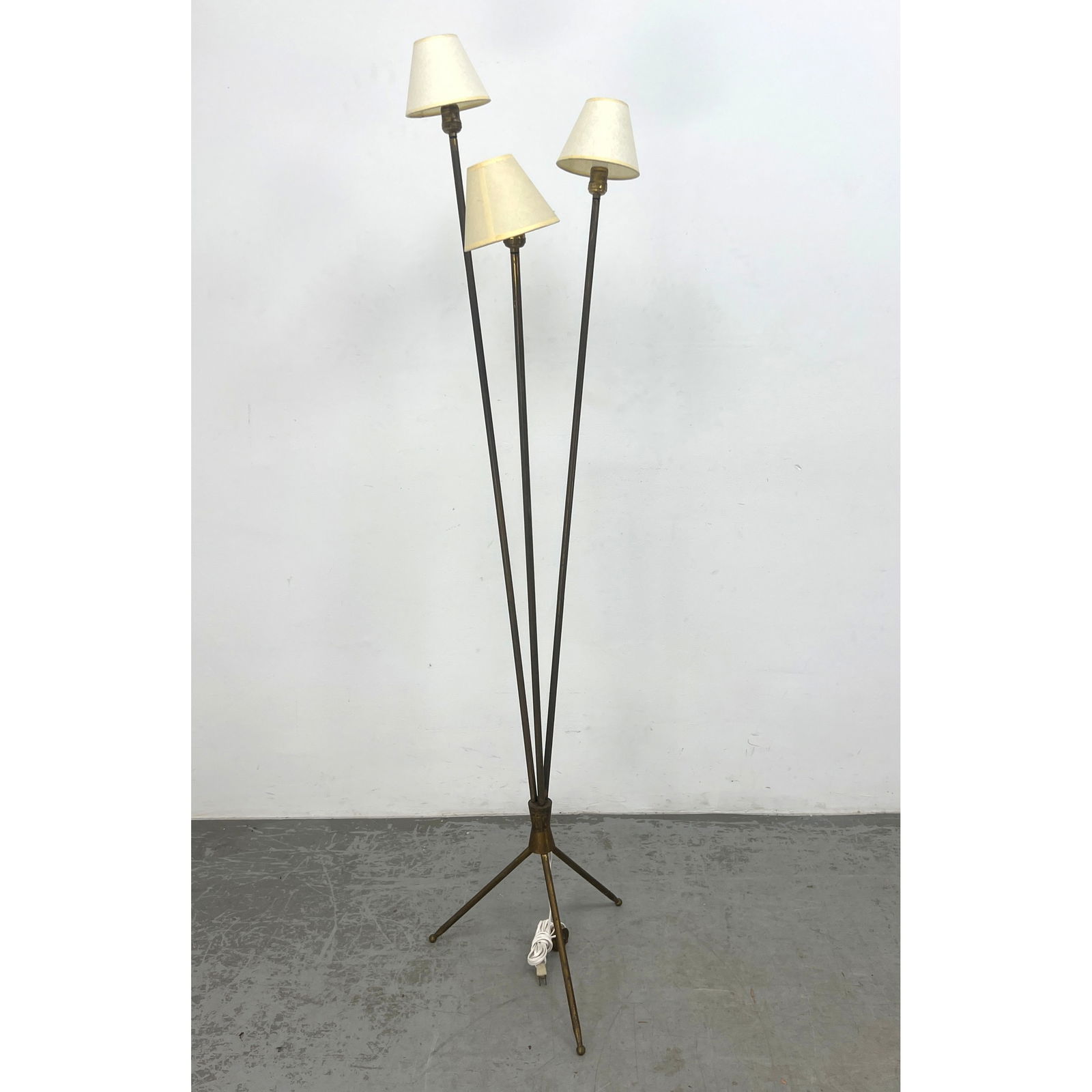 50s Vintage Italian Brass Tripod Floor Lamp with Ball Feet. Nice Tooling, Rewired. Replacement Shade (1 of 9)
