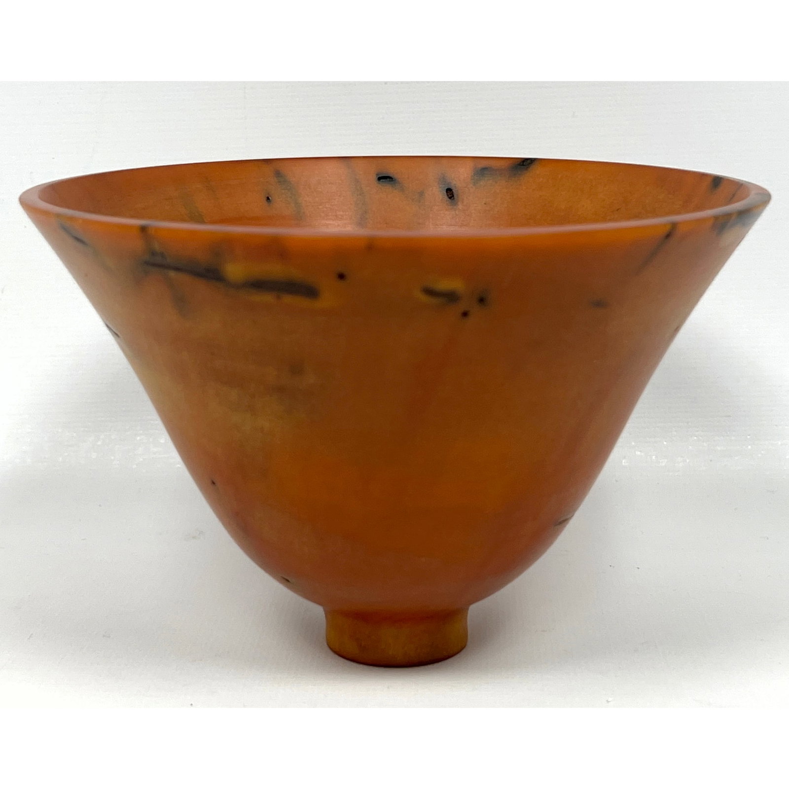 Artisan Kelly Dunn 2003 Turned Sap Wood Footed Bowl, signed. Norfolk Pine: Artisan Kelly Dunn 2003 Turned Sap Wood Footed Bowl, signed. Norfolk Pine Dimensions: Height: 4 inches, Width: 6 inches, Depth: 6 inches. --- US Packing and Shipping charge: In house shipping availabl