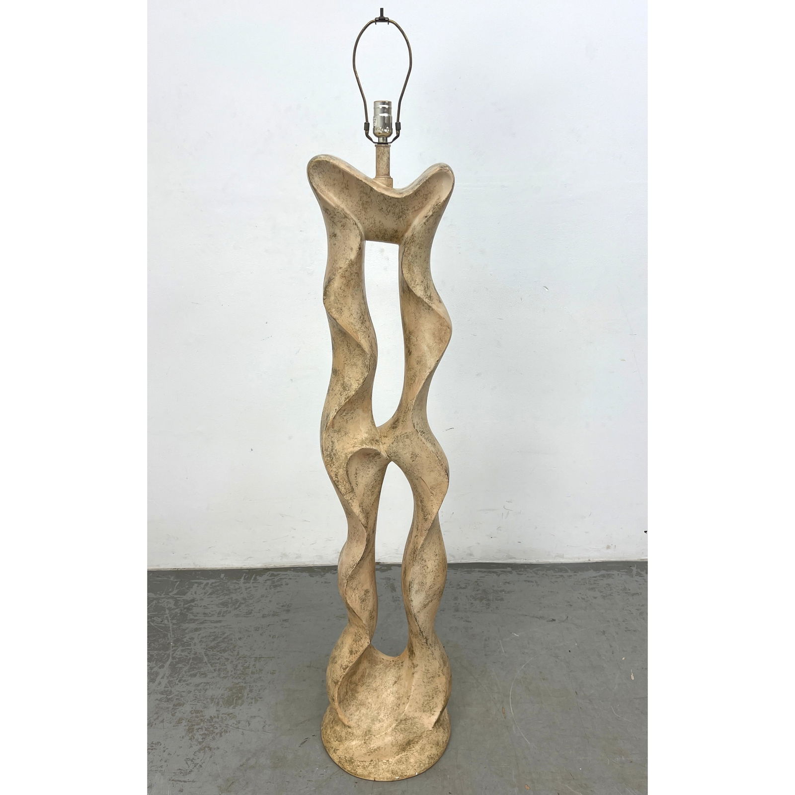 Jaru 1980s Post Modern plaster floor lamp, featuring a biomorphic free-form ribbon motif. (1 of 9)