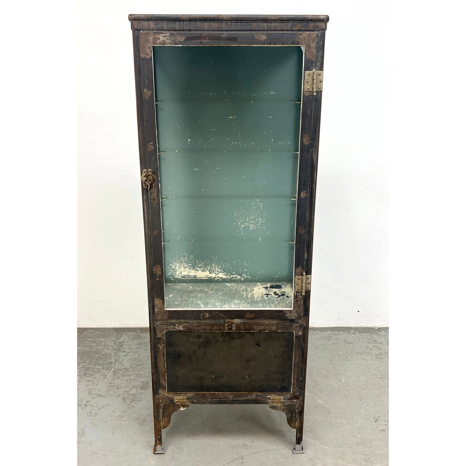 Industrial steel medical display cabinet: Industrial steel medical display cabinet Dimensions: Height: 65.5 inches, Width: 24.5 inches, Depth: 13.5 inches. --- - We offer curbside delivery for most items to NYC, Manhattan, Close Brooklyn, Hob