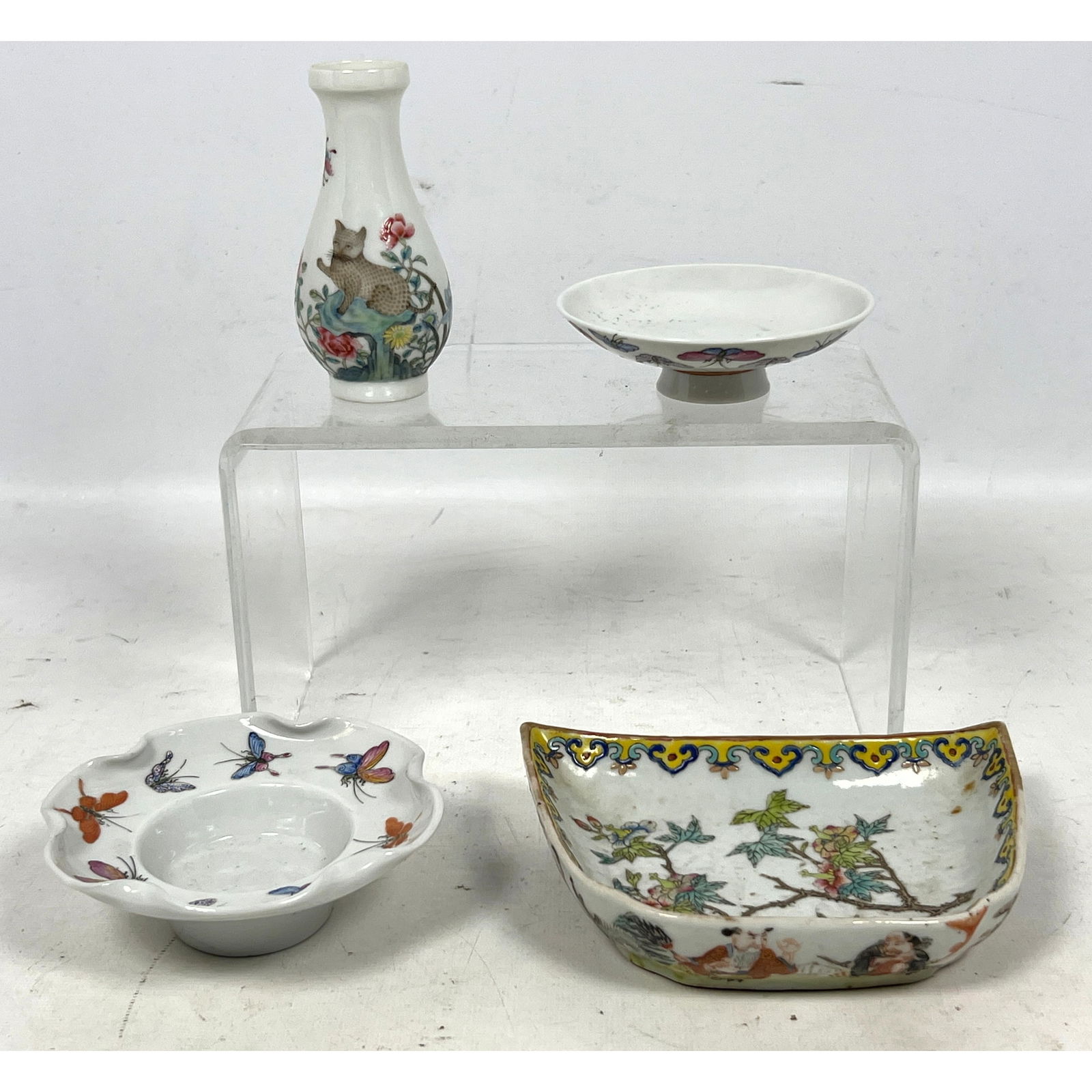 Four Chinese porcelain decorative object. Vases and bowls. (1 of 19)