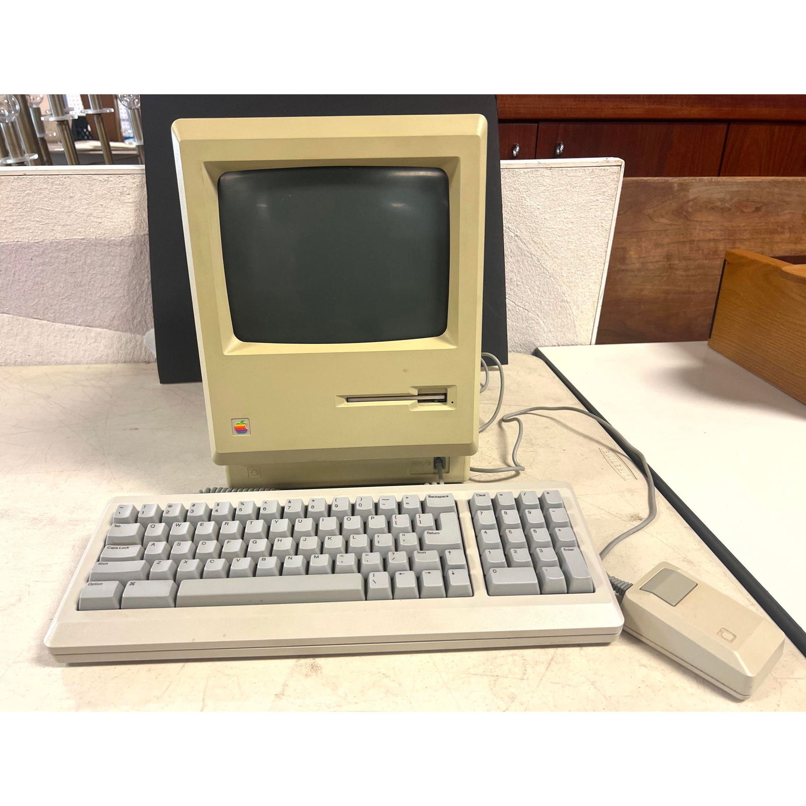 Vintage Apple Macintosh Plus Desktop Computer. (1 of 19)