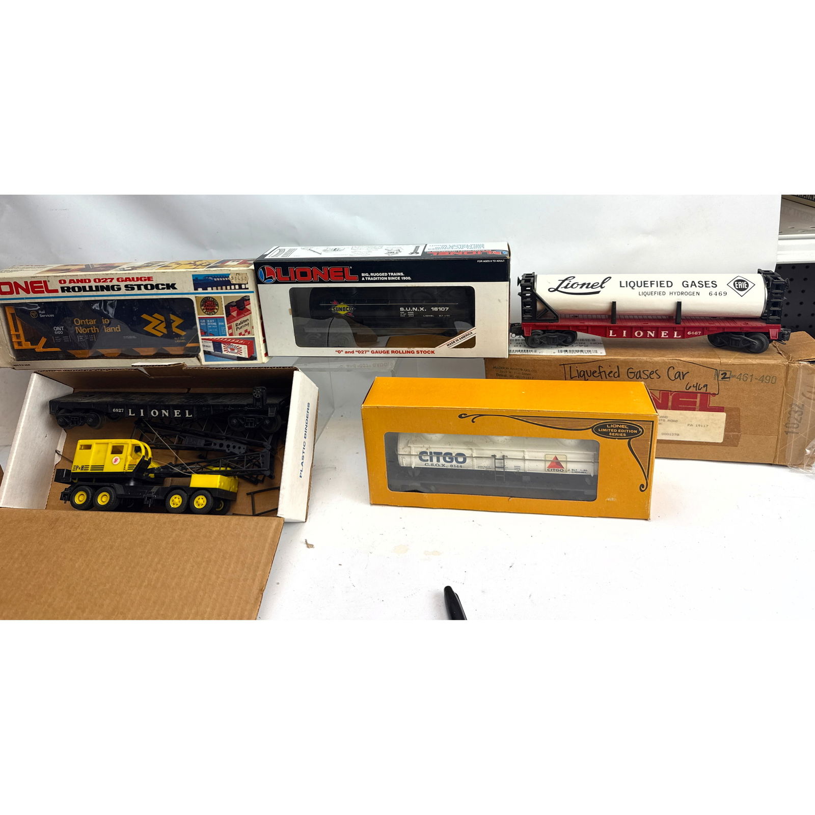 5pc Lionel railroad rolling stock Train cars.  Sunoco two-dome tank car (model 6-16107,  Liquefied G (1 of 16)
