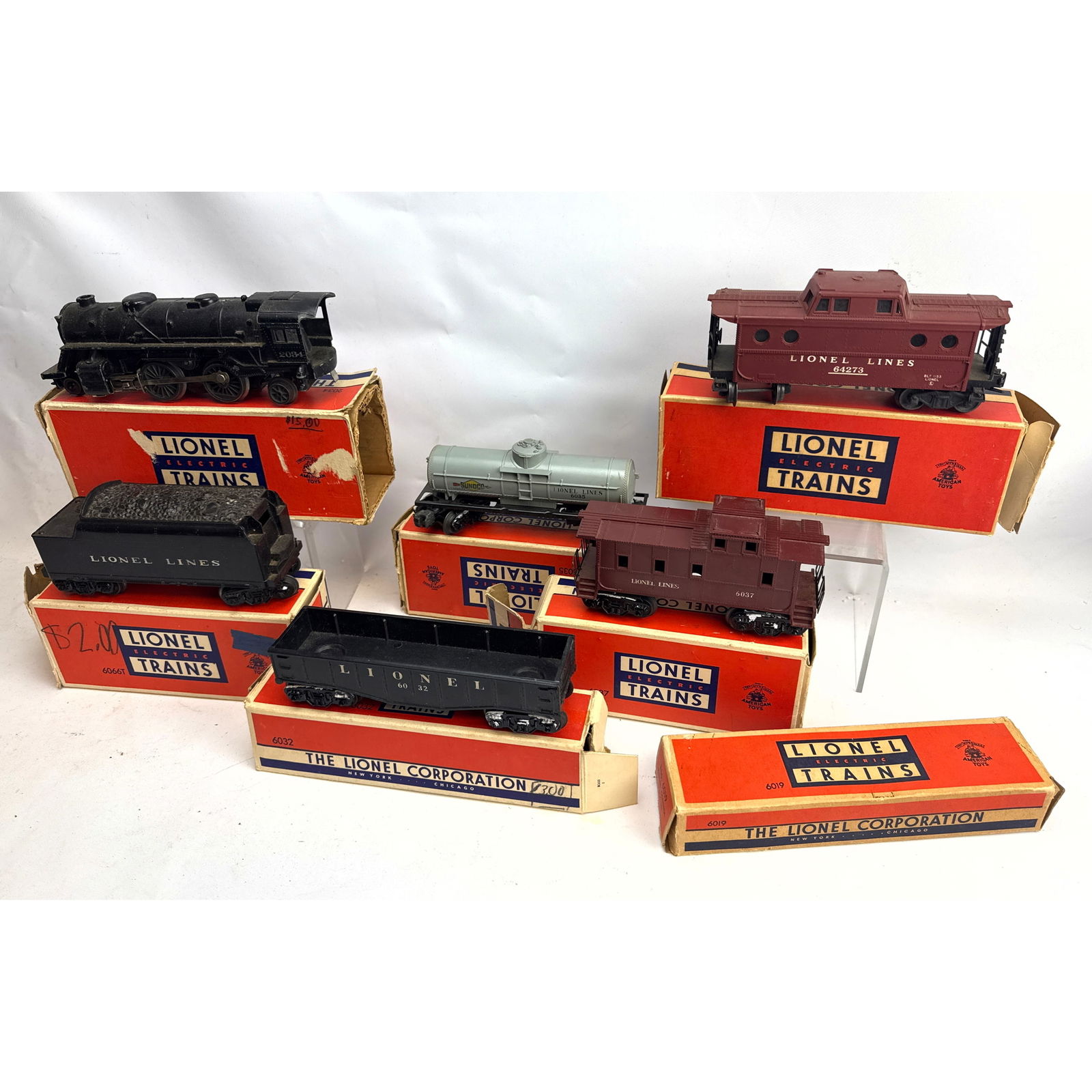 Lionel O-Gauge Postwar electric model trains 2034 engine with its matching   tender,  6032, 6035, 64 (1 of 20)
