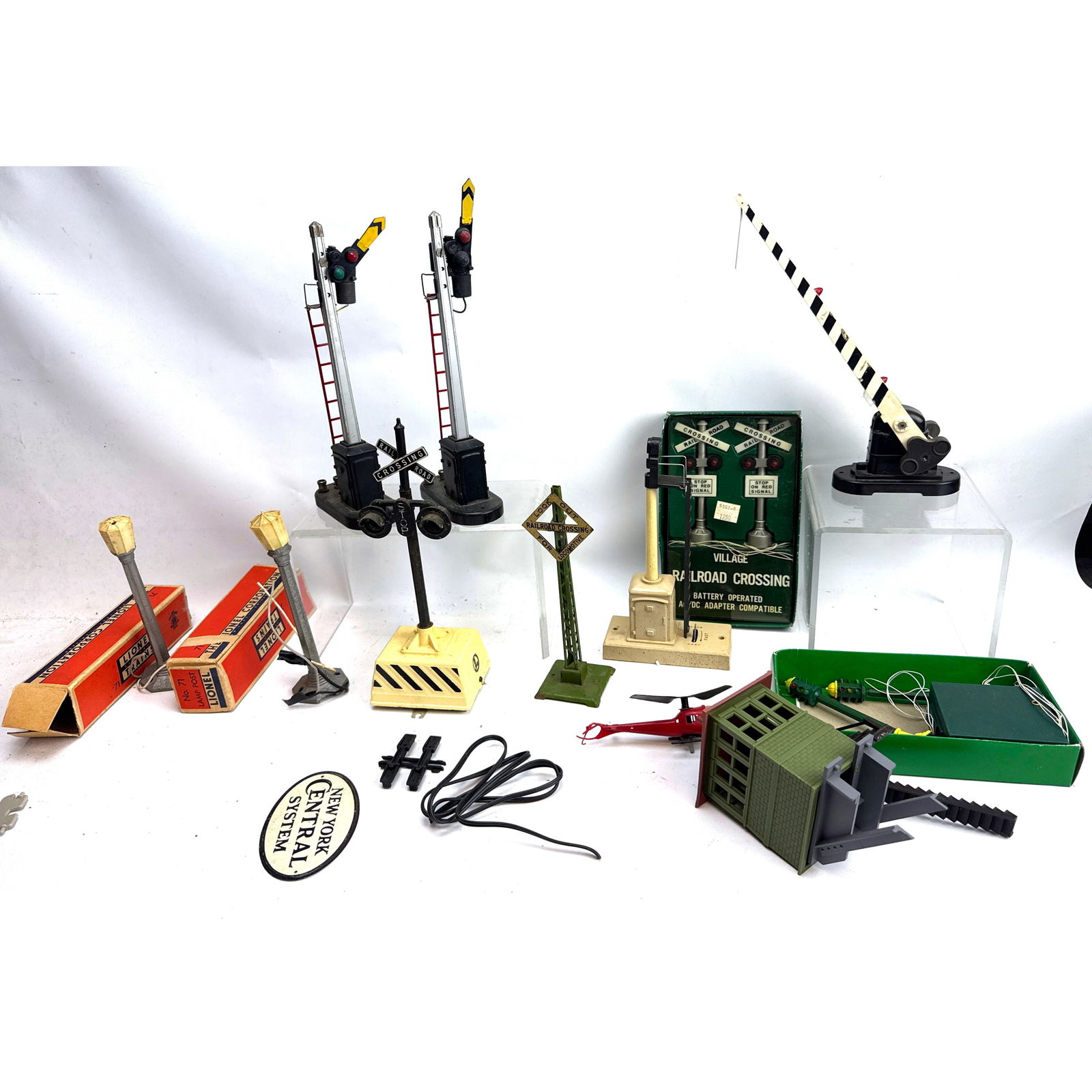 10pc lot Lionel Postwar model railroad Lights and accessories two Lionel No. 71 Lamp Posts (1 of 13)