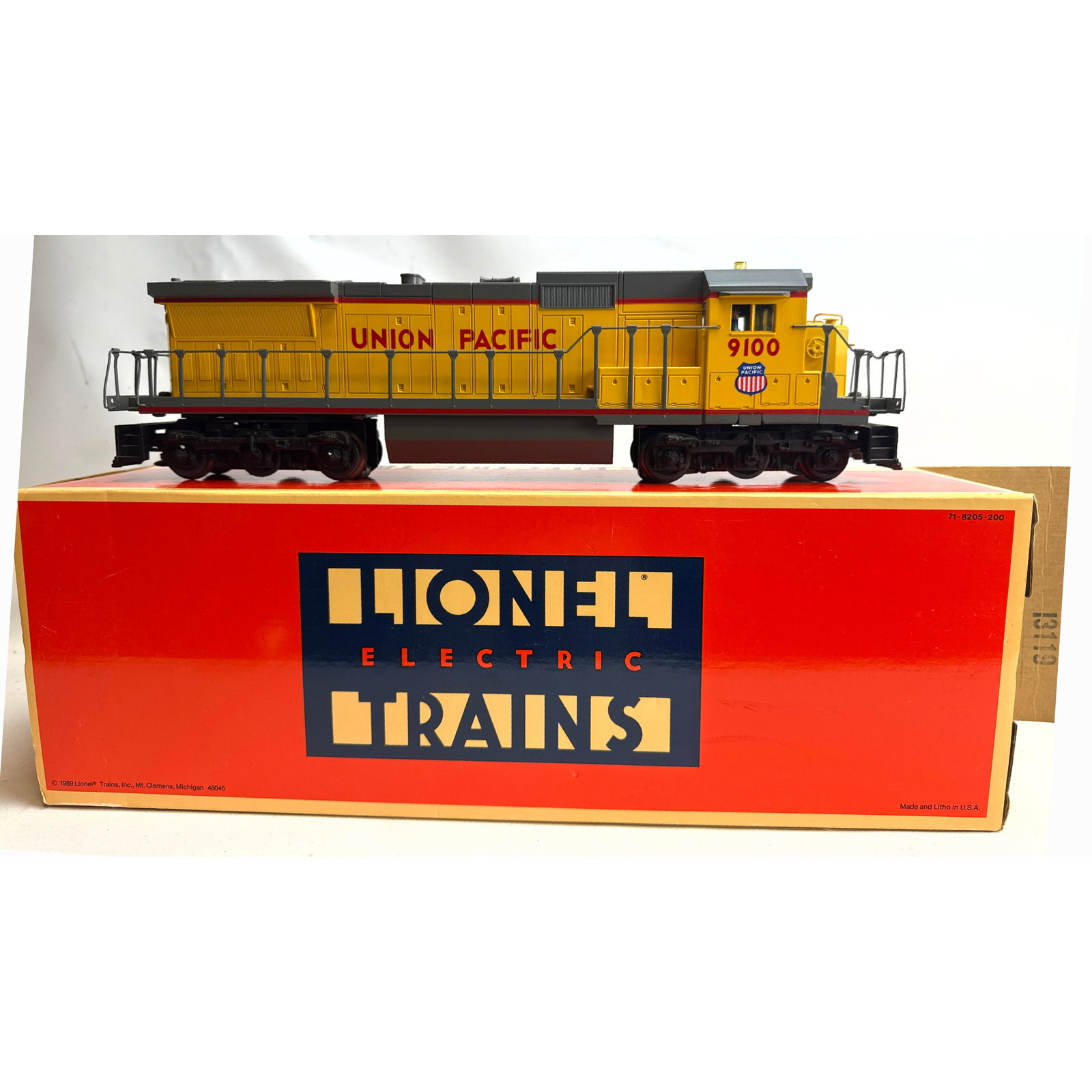 Lionel Engine Union Pacific DASH-8 40C Diesel Locomotive, model number 6-18205. in Box.: Lionel Engine Union Pacific DASH-8 40C Diesel Locomotive, model number 6-18205. in Box. Dimensions: Height: 6.5 inches, Width: 19.5 inches, Depth: 5.25 inches. --- US Packing and Shipping charge: In h