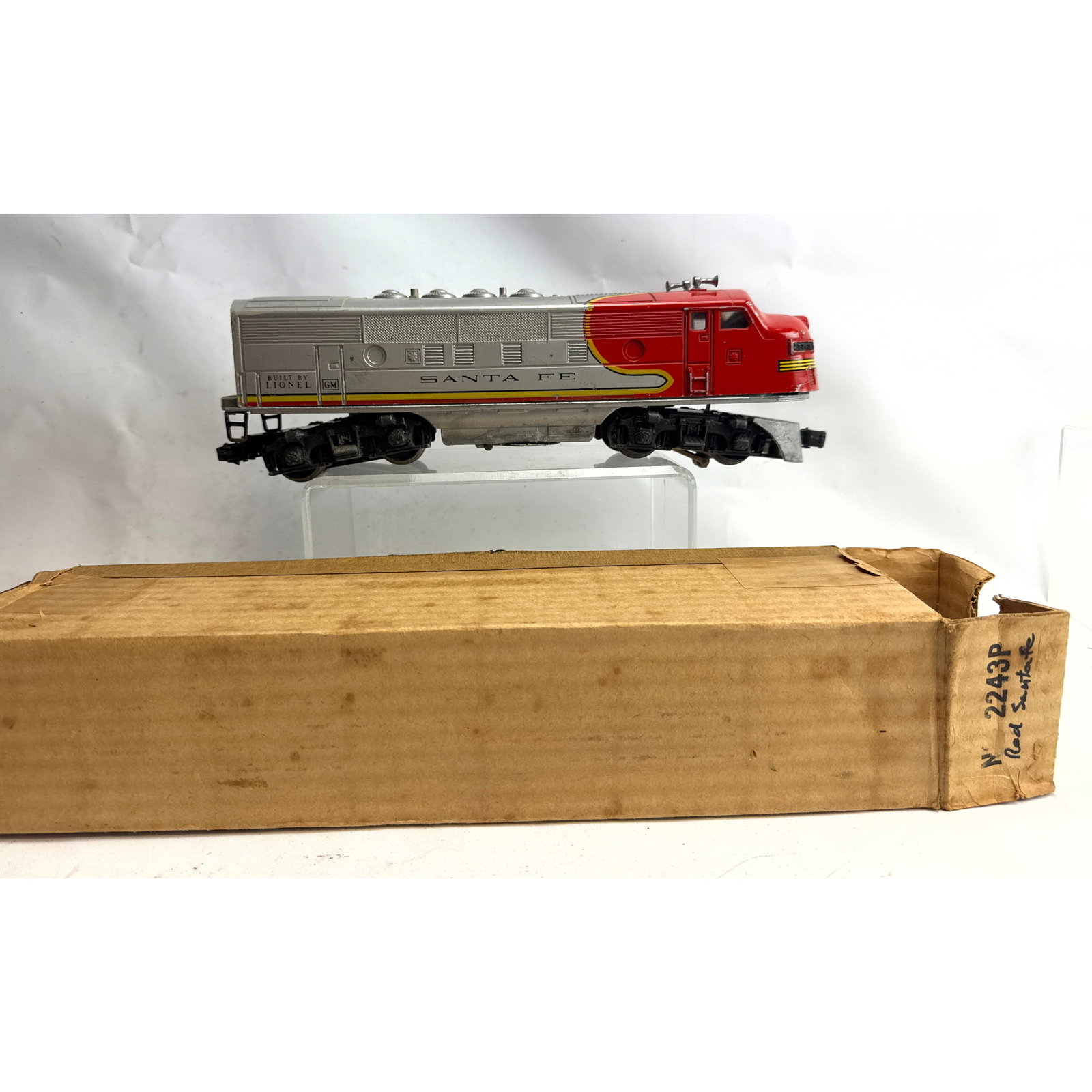 Lionel F-unit diesel locomotive, 2243P, in box.: Lionel F-unit diesel locomotive, 2243P, in box. Dimensions: Height: 4 inches, Width: 15.25 inches, Depth: 3 inches. --- US Packing and Shipping charge: In house shipping available. Will be calculated 