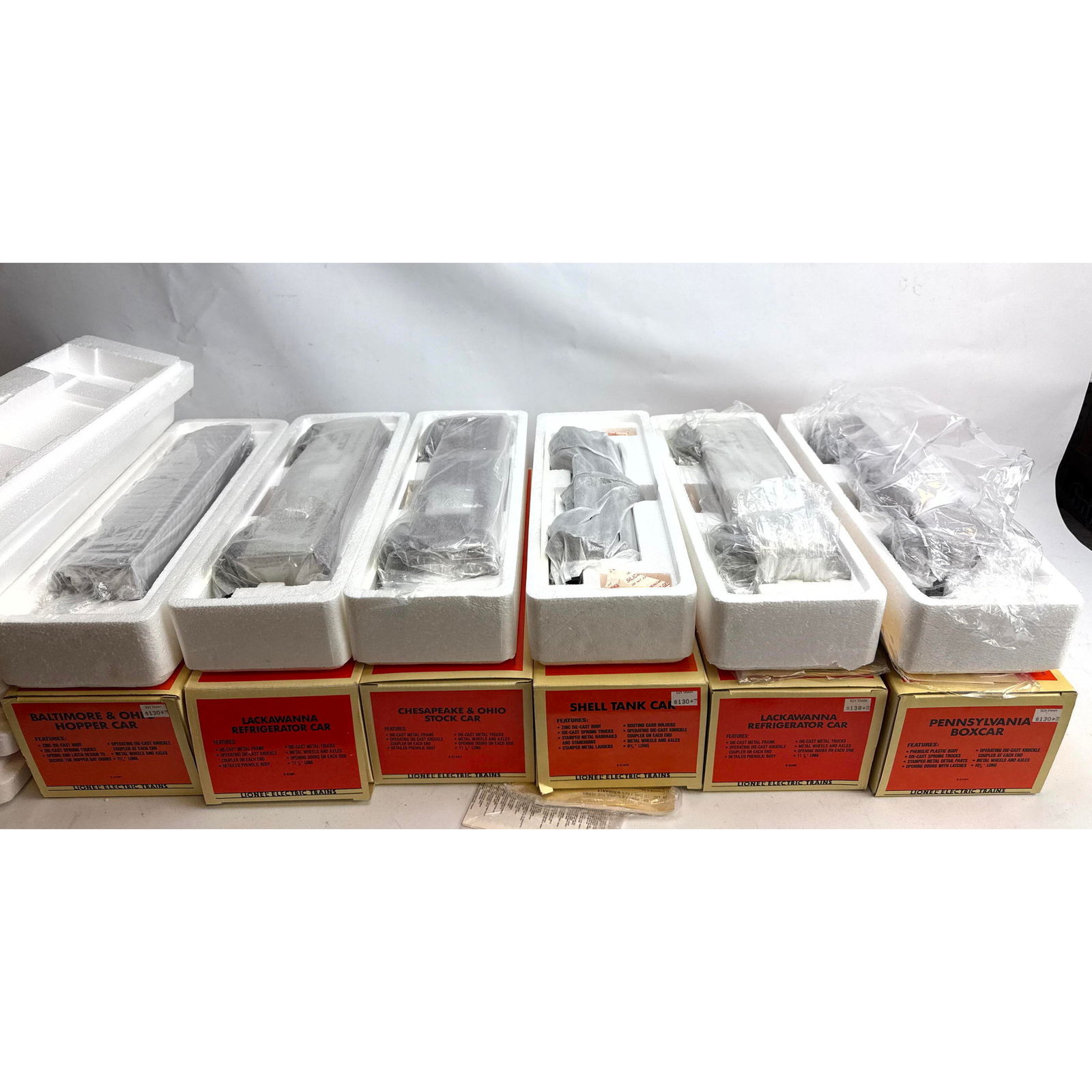 6pc Lionel Trains freight cars.  Baltimore and Ohio Hopper Car (6-S1501), 2 Lackawanna Refrigerator (1 of 8)