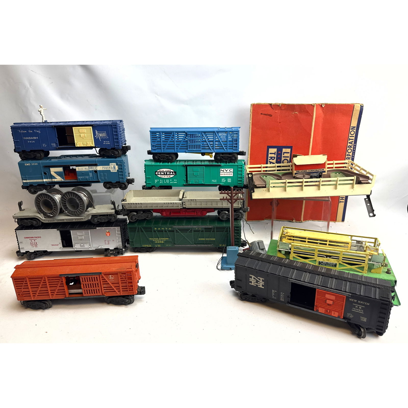 Lionel train railroad items, primarily operating freight cars.  Wabash  3424 "Follow the Flag" , New (1 of 17)
