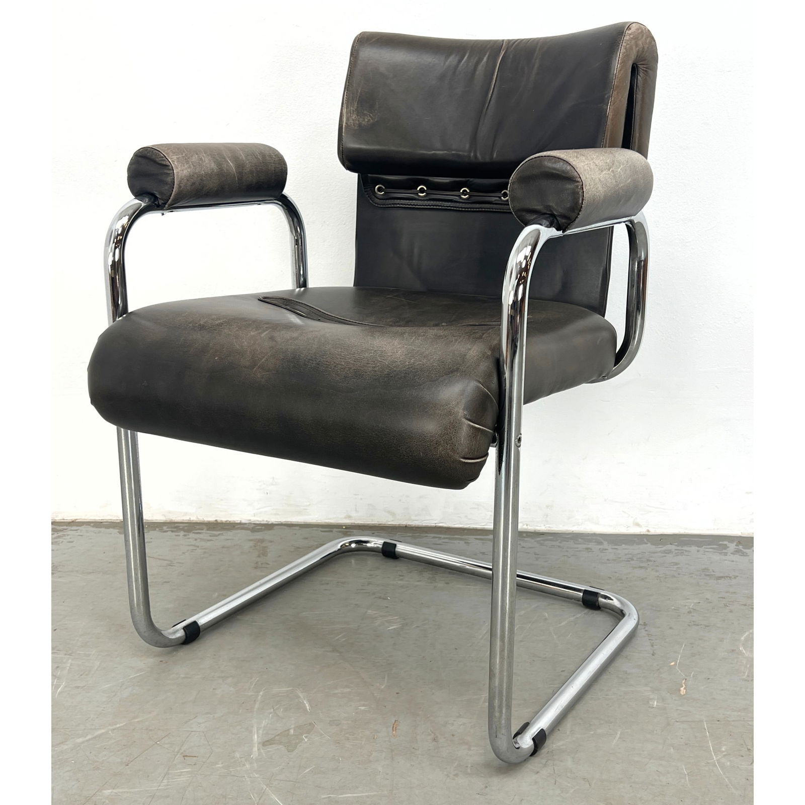 Pace Collection Leather Arm Chair. I4 Mariani. Guido Faleschini style.: Pace Collection Leather Arm Chair. I4 Mariani. Guido Faleschini style. Dimensions: Height: 32 inches, Width: 23.5 inches, Depth: 21 inches. - Seat Height: 18 inches --- - We offer curbside delivery fo