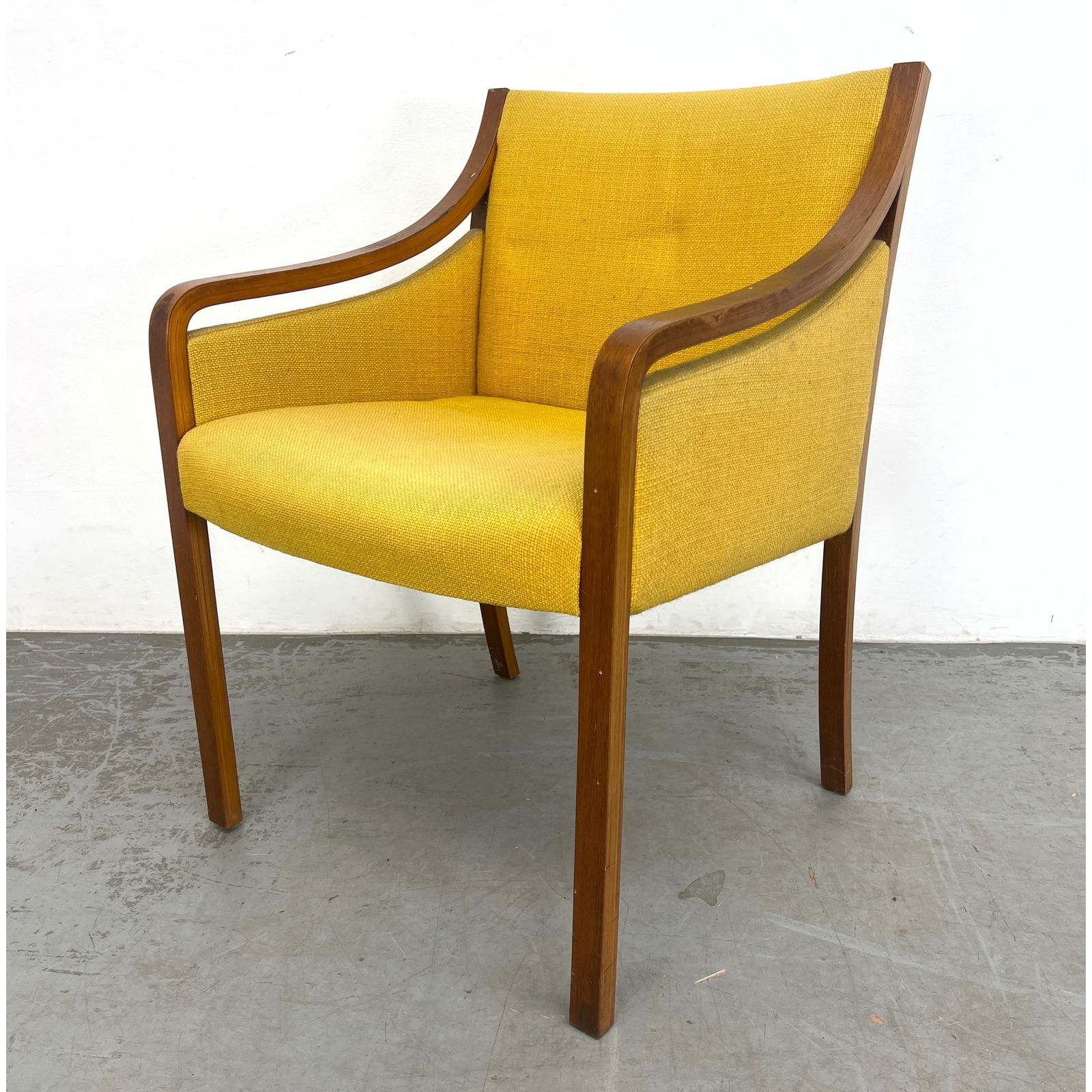 Vintage Mid Century Modern Arm Lounge Chair. Sculpted form.: Vintage Mid Century Modern Arm Lounge Chair. Sculpted form. Dimensions: Height: 32.5 inches, Width: 22.5 inches, Depth: 23 inches. - Seat Height: 17.5 inches --- - We offer curbside delivery for most