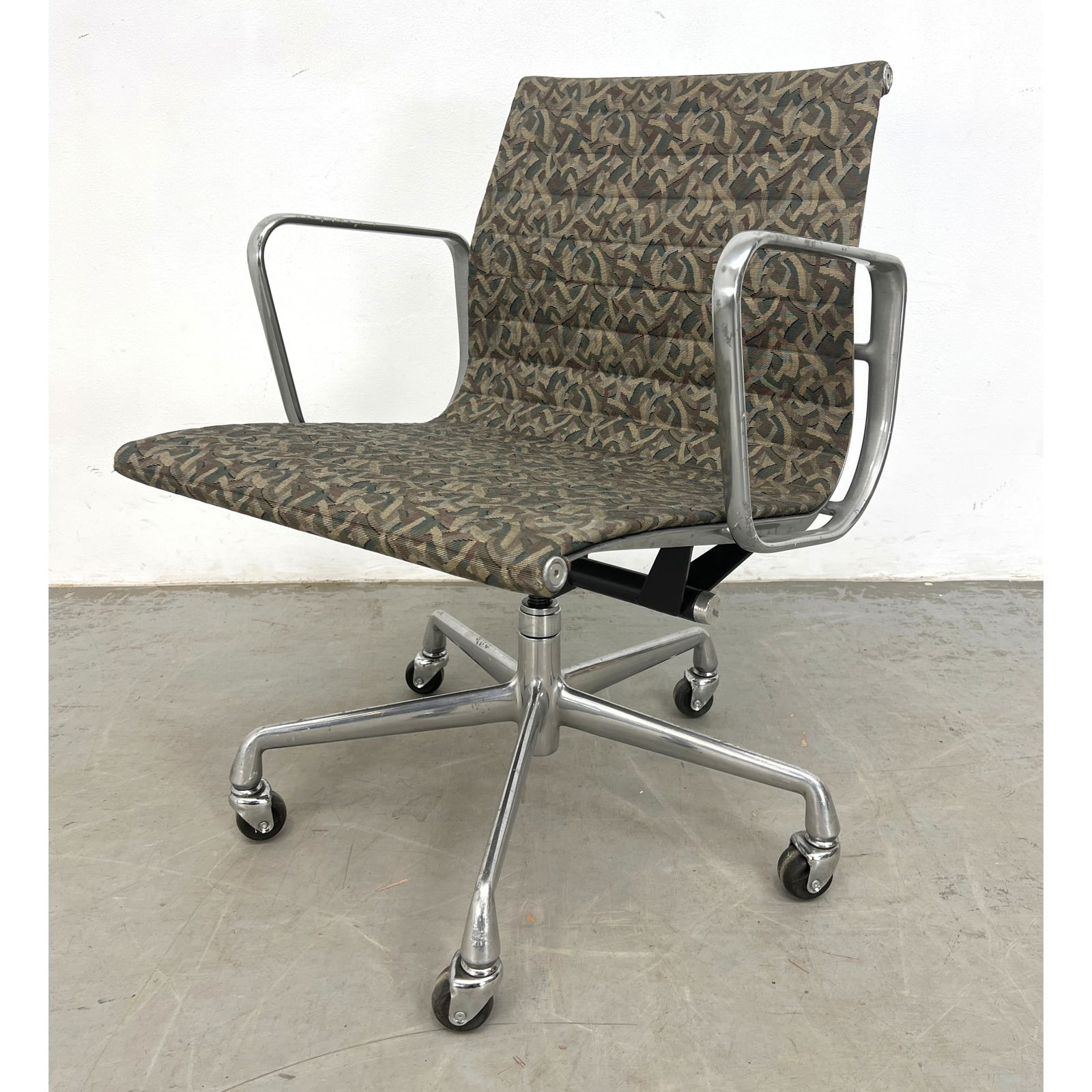 Charles and Ray Eames for Herman Miller Aluminum Group office or task chair. (1 of 12)