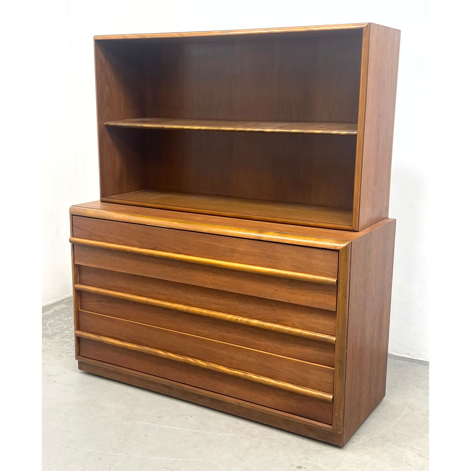 Widdicomb Robsjohn-Gibbings. 2 pc dresser with hutch top storage unit (1 of 10)