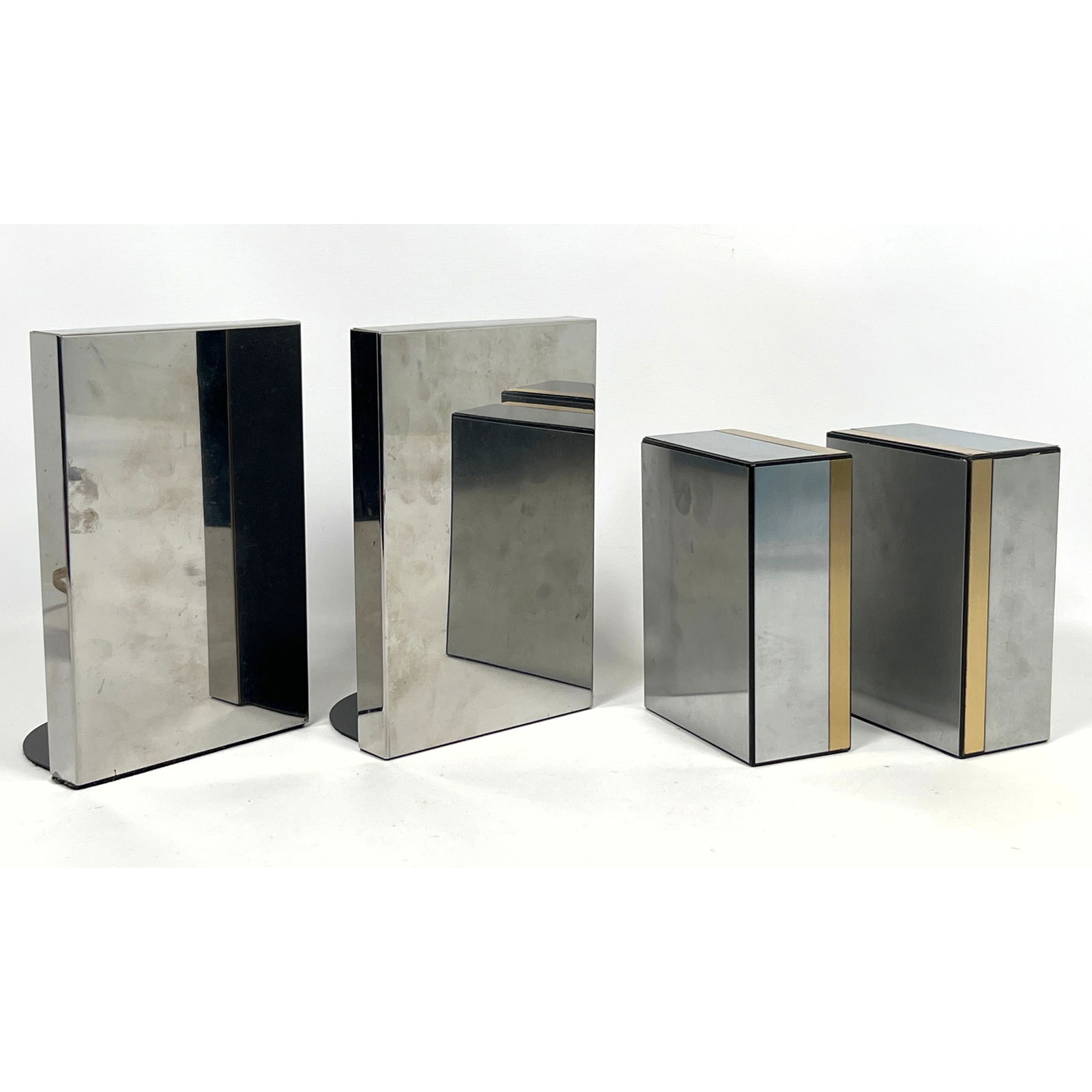 2 Pairs Vintage Paul Evans Style Cityscape Bookends: 2 Pairs Vintage Paul Evans Style Cityscape Bookends Dimensions: Height: 8.75 inches, Width: 5.75 inches, Depth: 5 inches. --- US Packing and Shipping charge: In house shipping available. Will be calcu