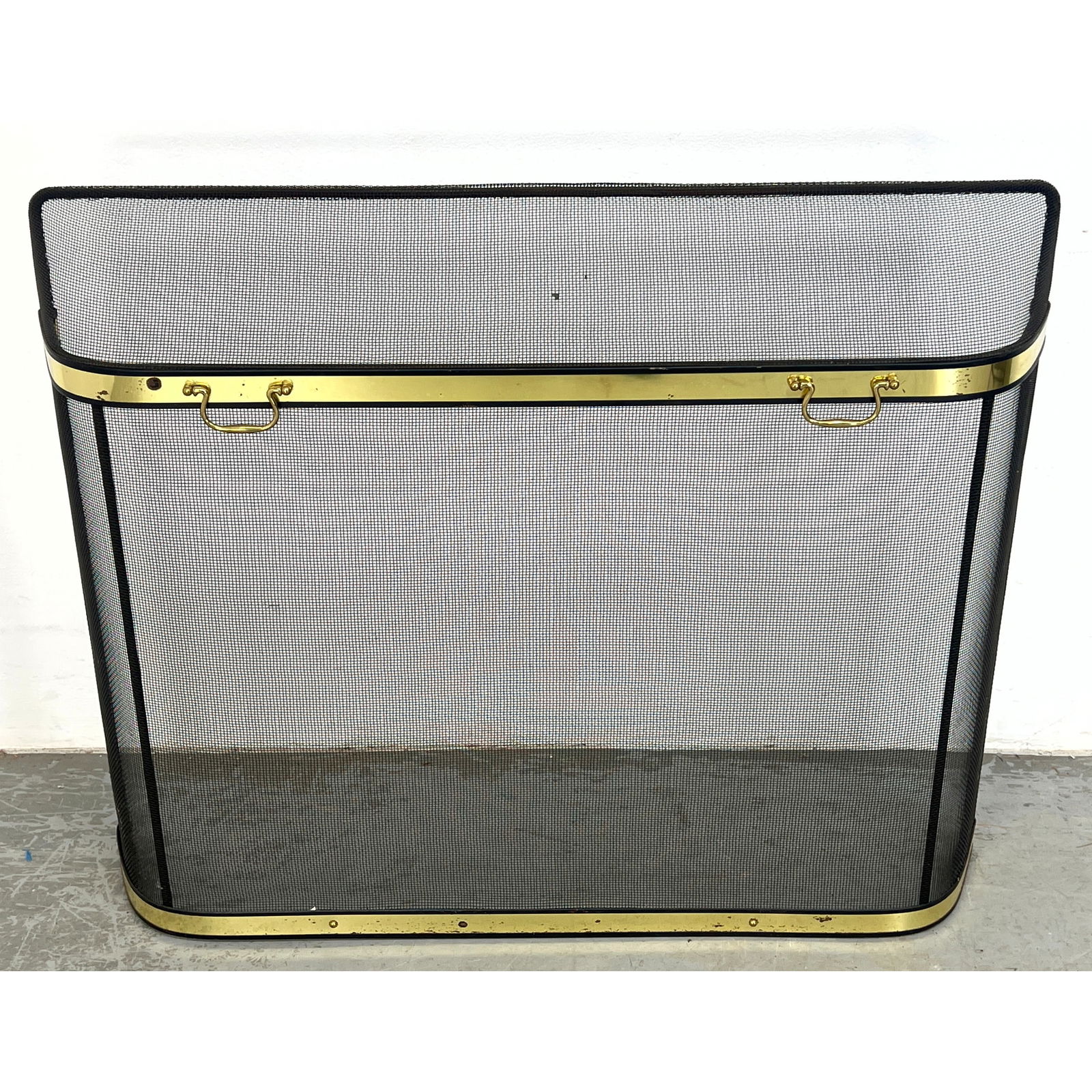 Modernist Wire Screen Fireplace Screen. Curved Sides. Brass Trim.: Modernist Wire Screen Fireplace Screen. Curved Sides. Brass Trim. Dimensions: Height: 31.5 inches, Width: 39 inches, Depth: 7 inches. --- - We offer curbside delivery for most items to NYC, Manhattan,