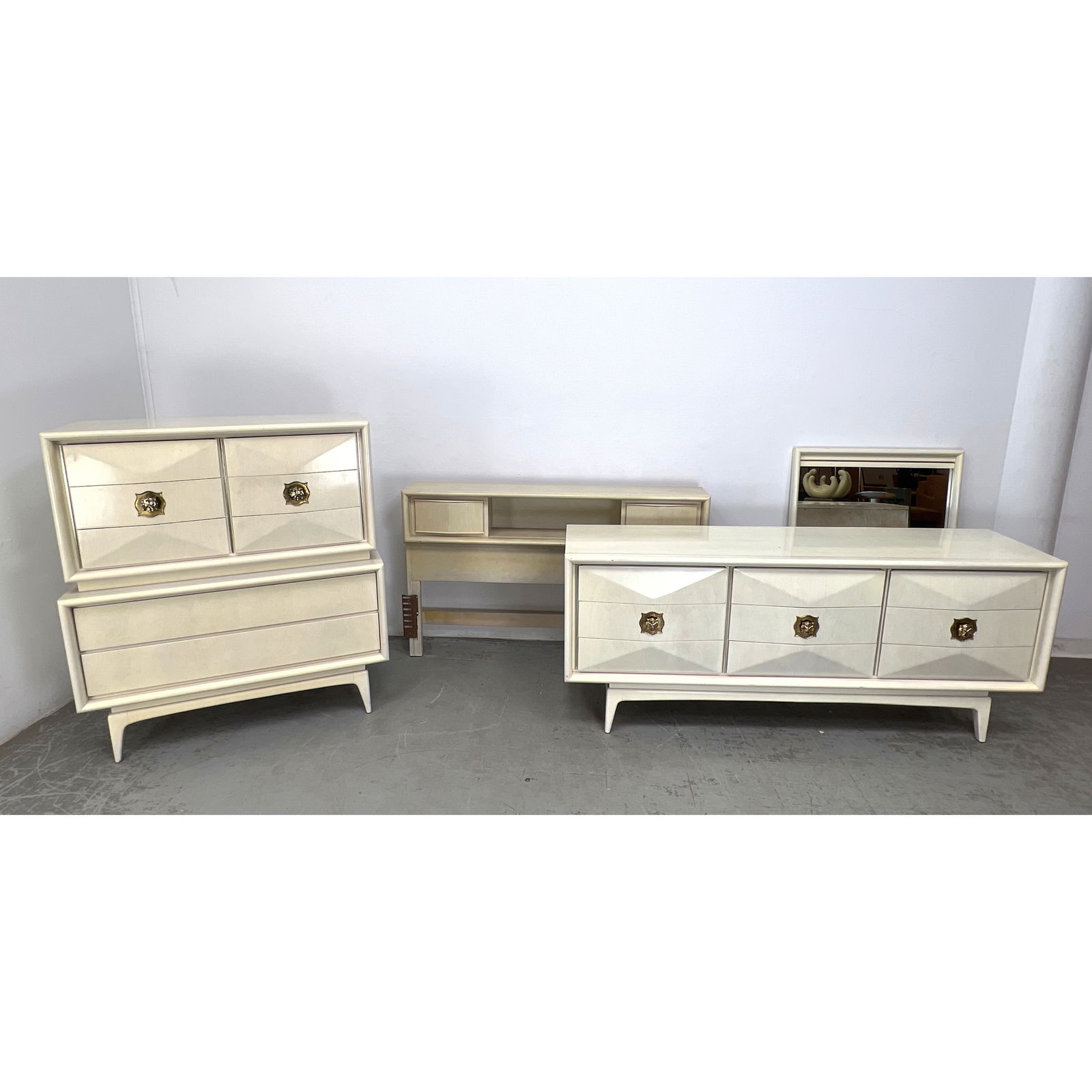 4pc Mid-Century Modern "Diamond Front" bedroom suite by United Furniture Corporation,High Chest, Low (1 of 19)