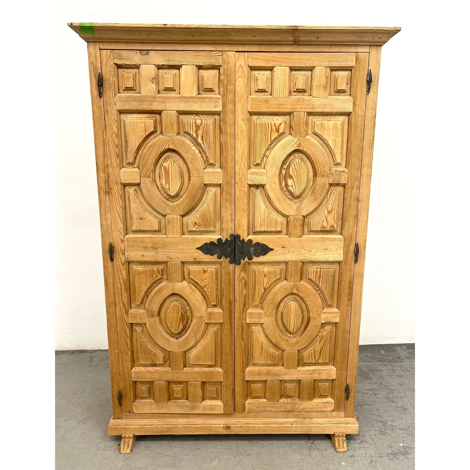 Tall Dutch Pine raised-panel 2 door cabinet linen press. (1 of 8)