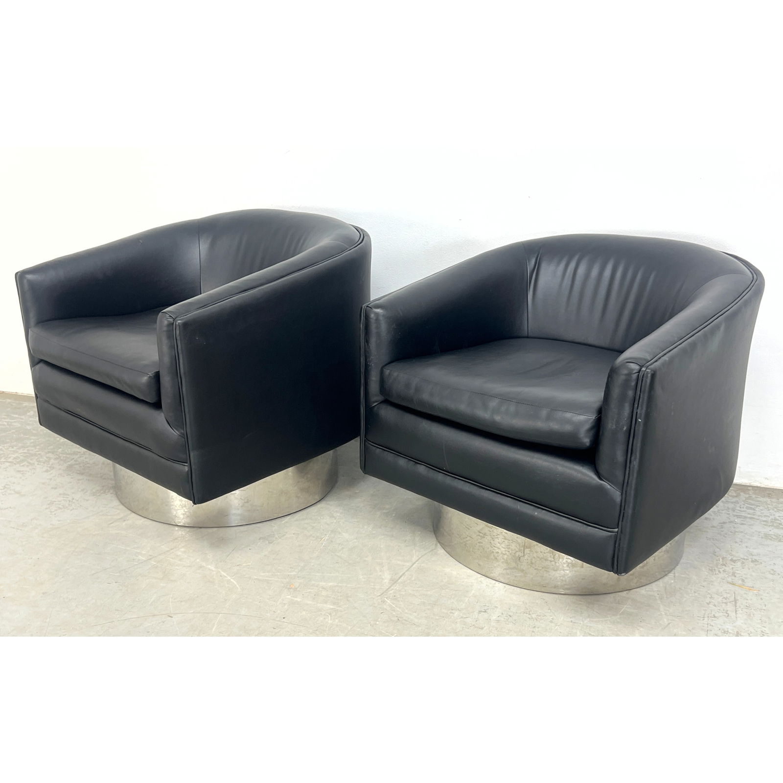 Pr Modernist swivel Black Vinyl Barrel Back Lounge Chairs. Round Steel Platform Base. Milo Baughman: Pr Modernist swivel Black Vinyl Barrel Back Lounge Chairs. Round Steel Platform Base. Milo Baughman Style. Not Marked. Dimensions: Height: 28 inches, Width: 28.5 inches, Depth: 31 inches. - Seat Heigh