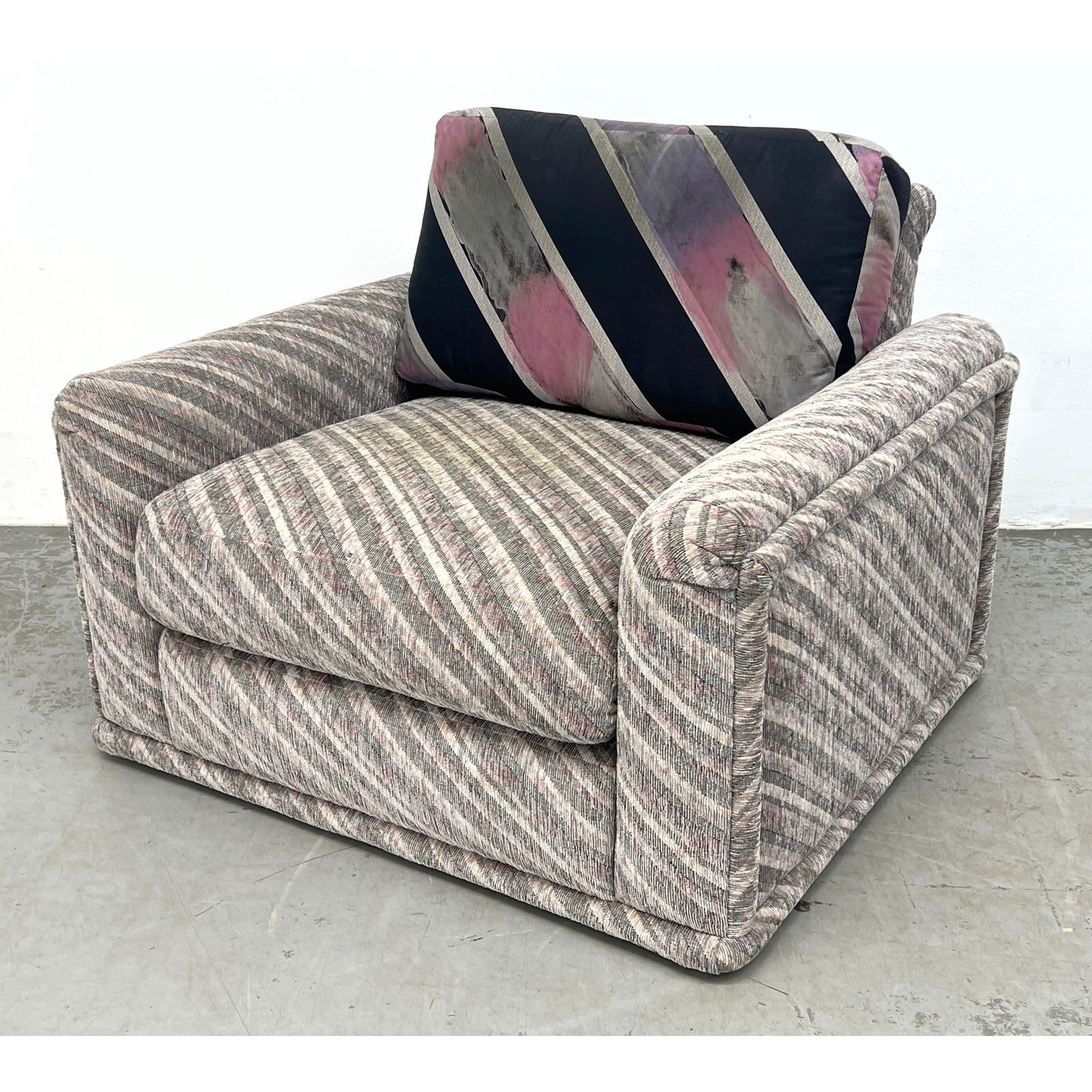 Milo Baughman Thayer Coggin Fully Upholstered Lounge Chair. Mid-century, Post Modern 1980s.: Milo Baughman Thayer Coggin Fully Upholstered Lounge Chair. Mid-century, Post Modern 1980s. Dimensions: Height: 28.5 inches, Width: 38.5 inches, Depth: 36 inches. - Seat Height: 16 inches --- - We off