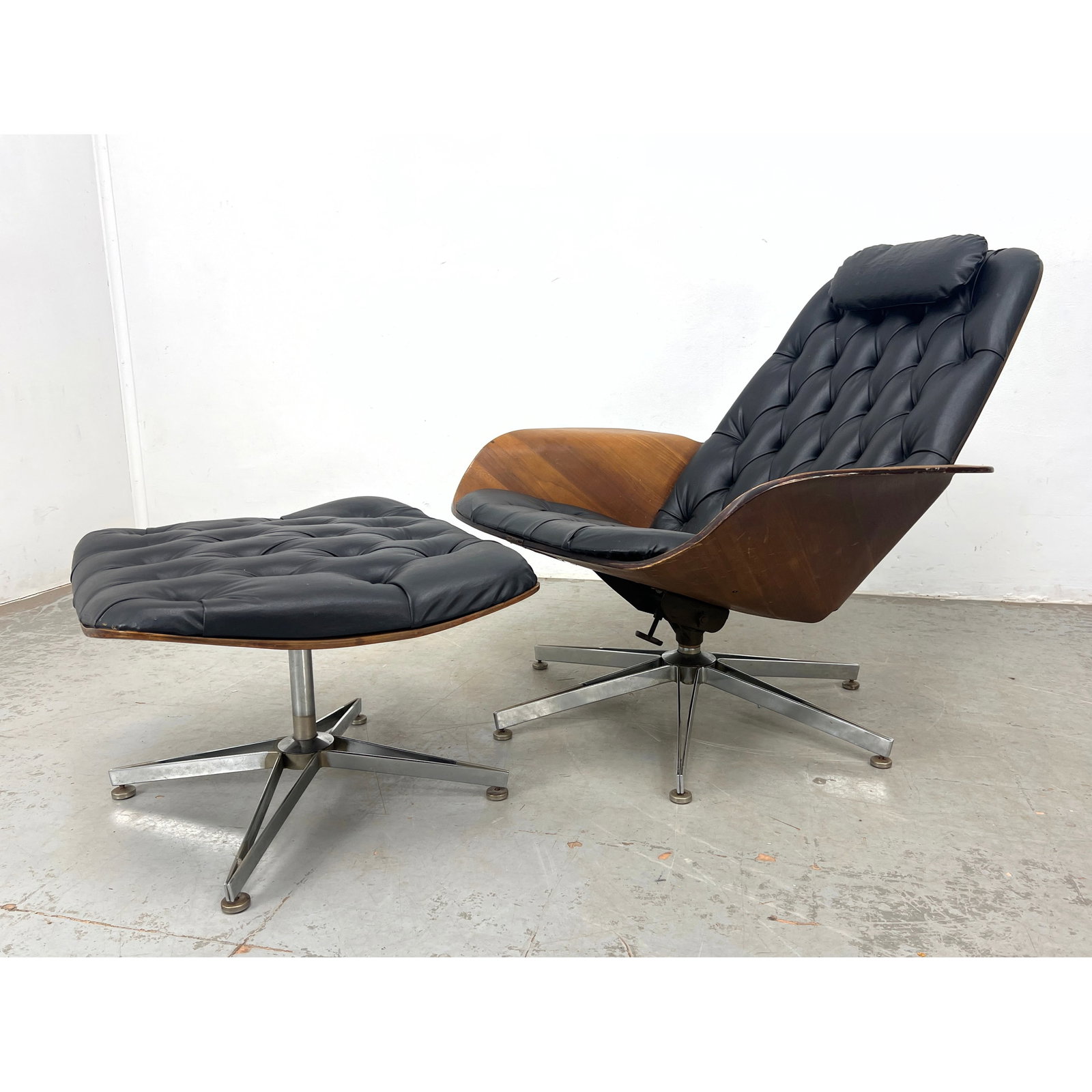 George Mulhauser for Plycraft Mr. Chair. Lounge chair and Ottoman. Original pillow headrest. (1 of 13)