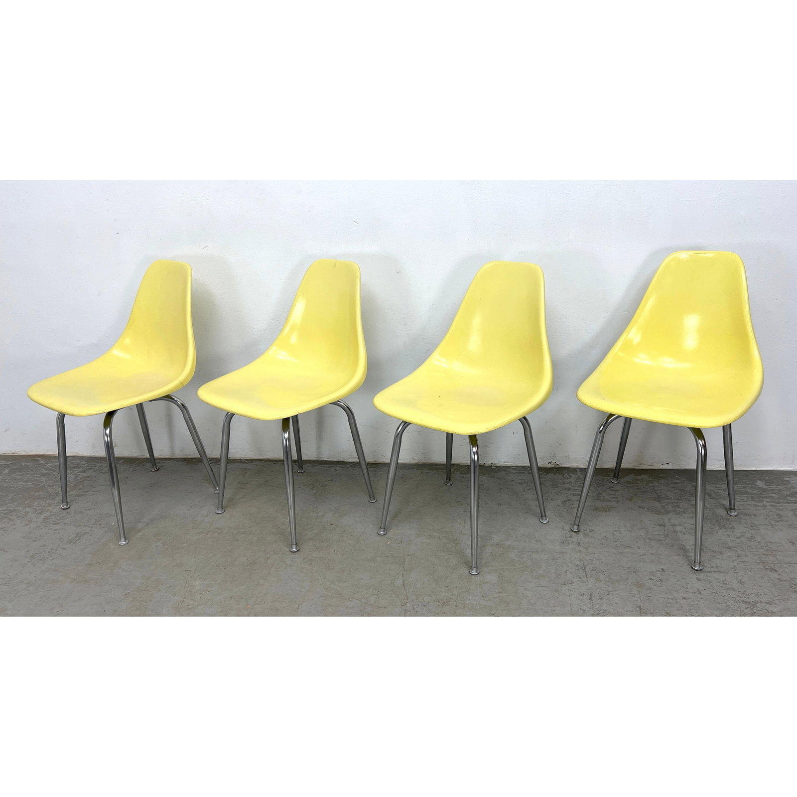 Set 4 Fiberglass Shell Side Chairs. (1 of 9)