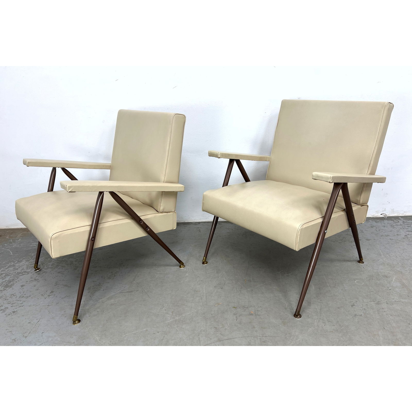 Pr SAUCON American Modern Lounge Chairs. Tapered Metal Scissors Form Legs. Vinyl Upholstery. Flat Ar (1 of 8)