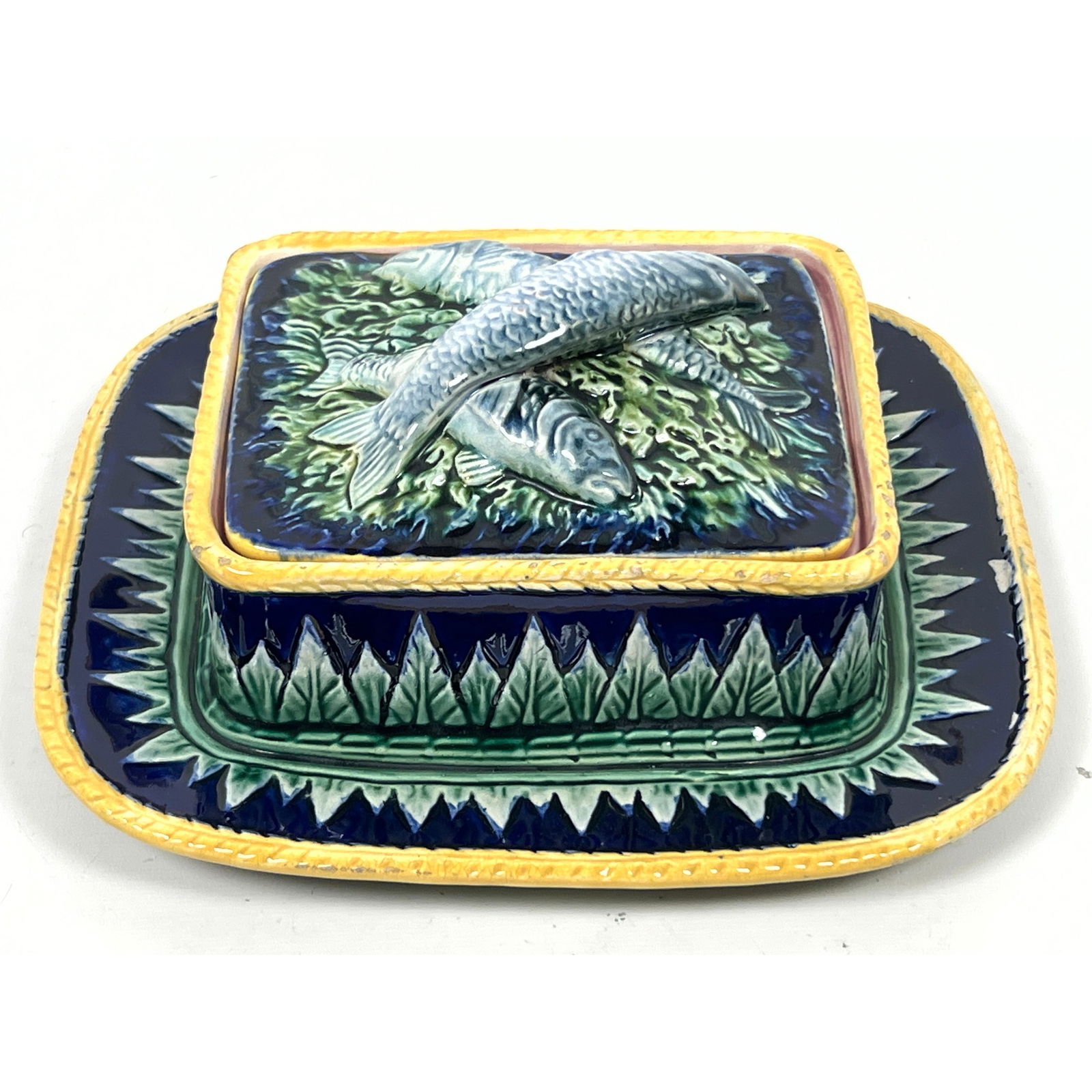 Antique Majolica Glazed Earthenware Sardine Box. Two Figural Relief Sardines on Lid. Not Marked.: Antique Majolica Glazed Earthenware Sardine Box. Two Figural Relief Sardines on Lid. Not Marked. Dimensions: Height: 3 inches, Width: 8.75 inches, Depth: 8 inches. --- US Packing and Shipping charge: