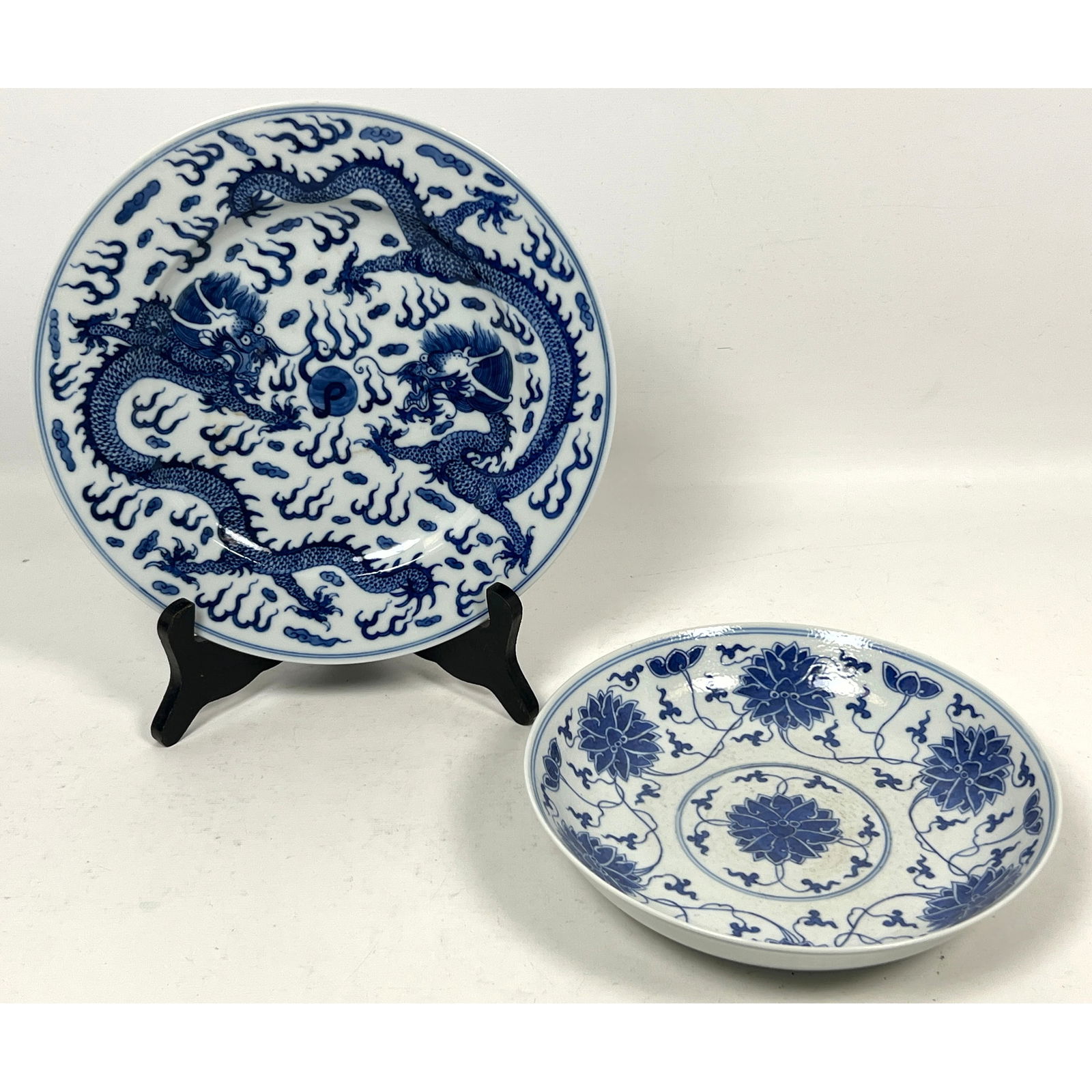 2pcs Chinese blue and white porcelain, executed in underglaze cobalt blue on a white ground (1 of 13)