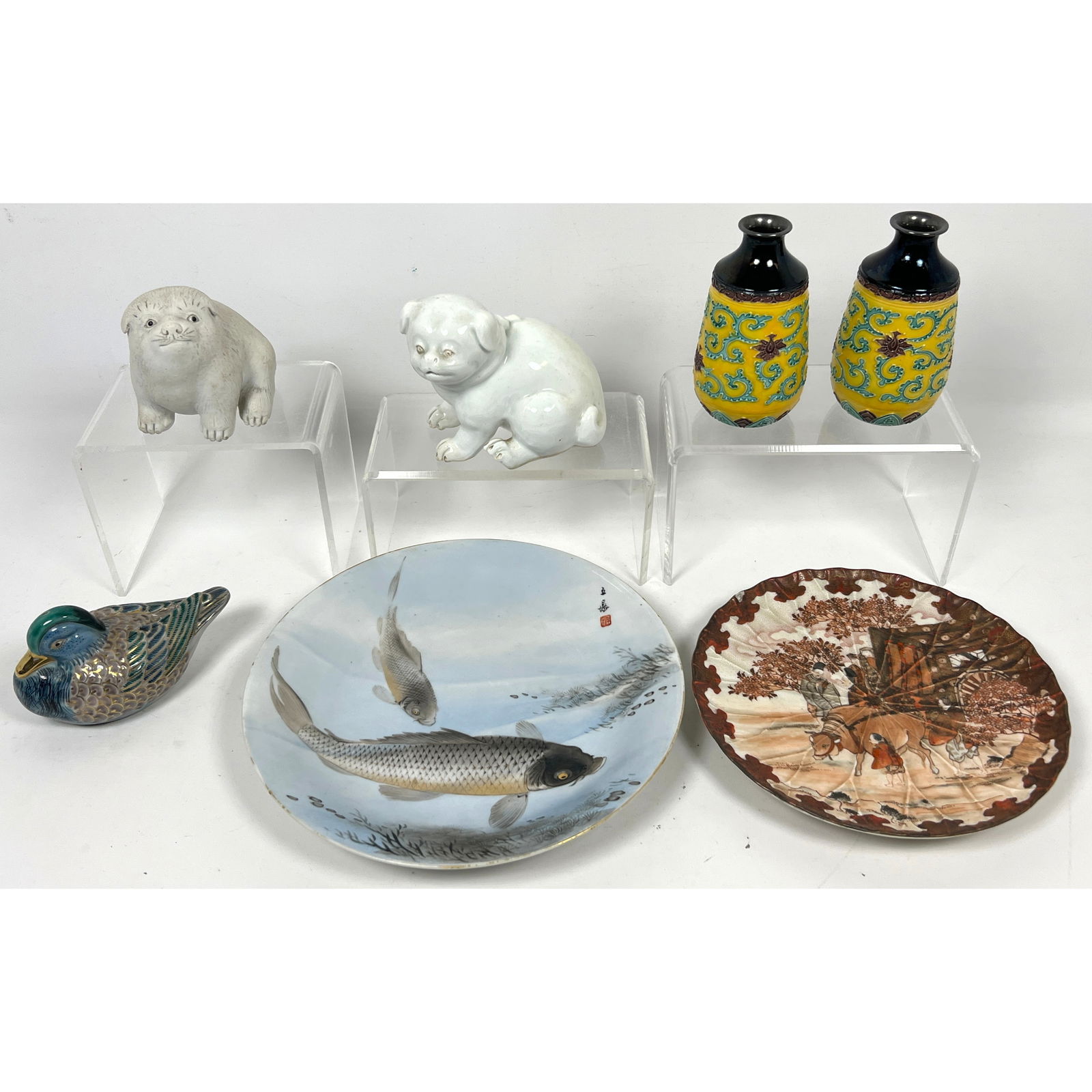 7pcs East Asian ceramic and porcelain decorative items. Figures, vases, plates. (1 of 20)