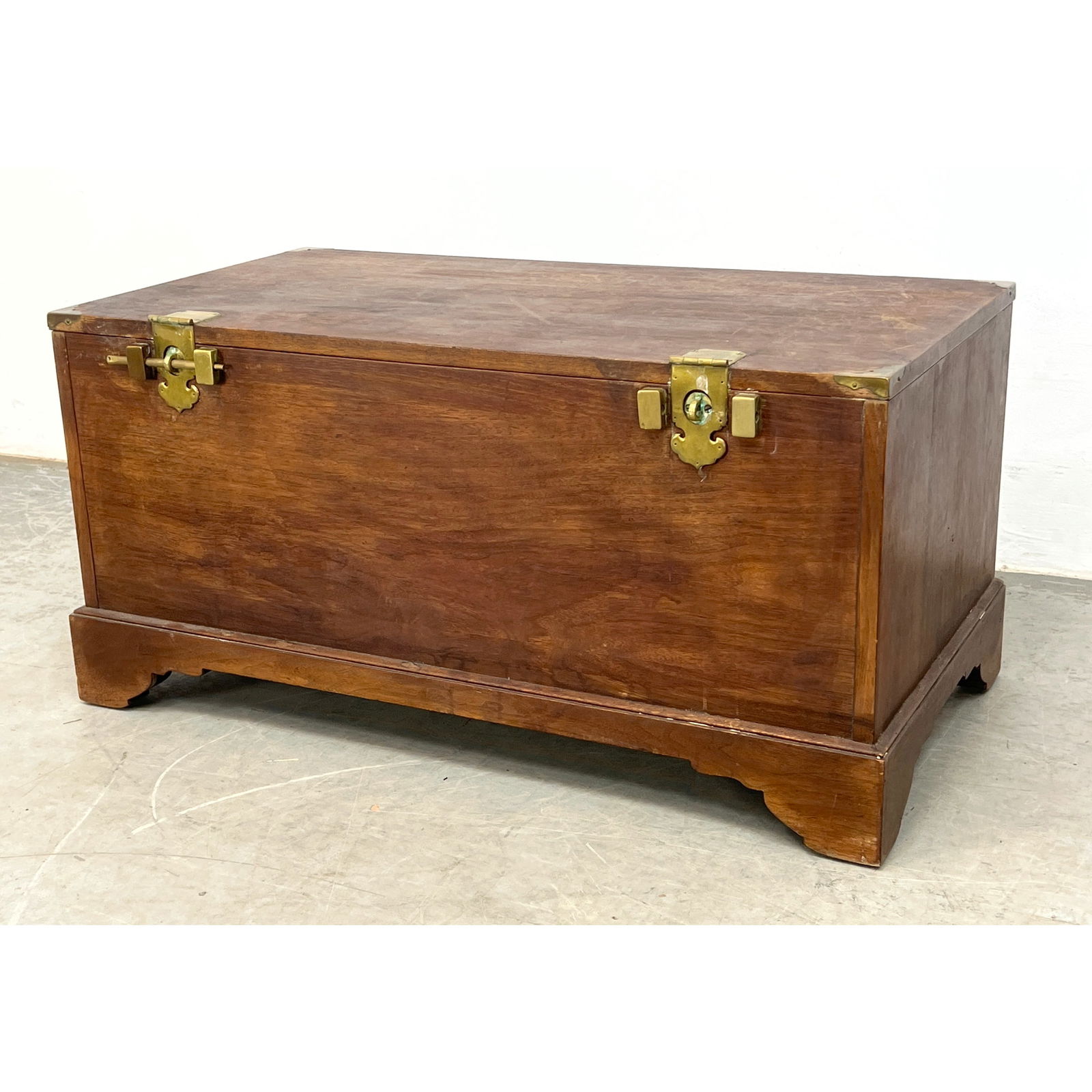 Traditional Style Blanket Storage Trunk Chest with Brass Hardware. (1 of 9)