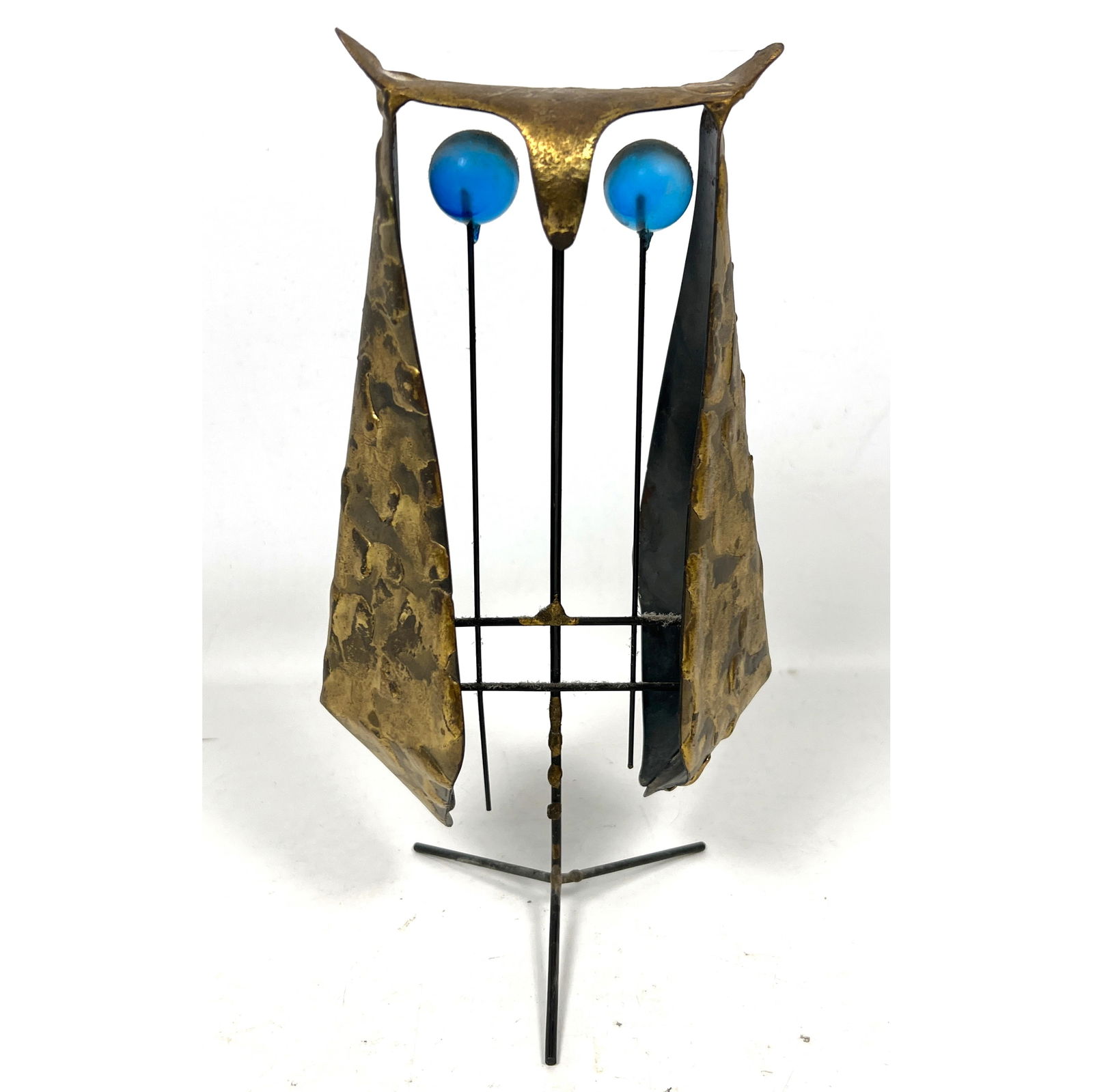 Ernesto Gonzalez-Jerez Style Brutalist Owl Sculpture.: Ernesto Gonzalez-Jerez Style Brutalist Owl Sculpture. Dimensions: Height: 10 inches, Width: 7 inches, Depth: 4 inches. --- US Packing and Shipping charge: In house shipping available. Will be calculat