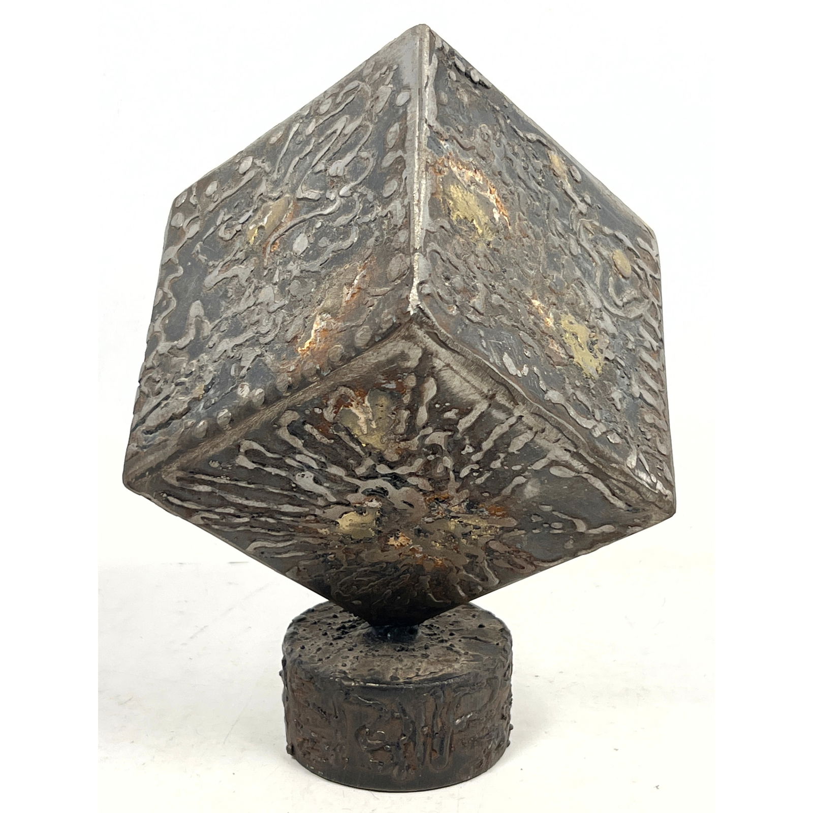 Abstract Stewart Saxton 70 Brutalist Cube Sculpture on Small Cylinder Base, Metal, with Etched Lines: Abstract Stewart Saxton 70 Brutalist Cube Sculpture on Small Cylinder Base, Metal, with Etched Lines and Brass, Baltimore Sculptor Dimensions: Height: 10.5 inches, Width: 8 inches, Depth: 8