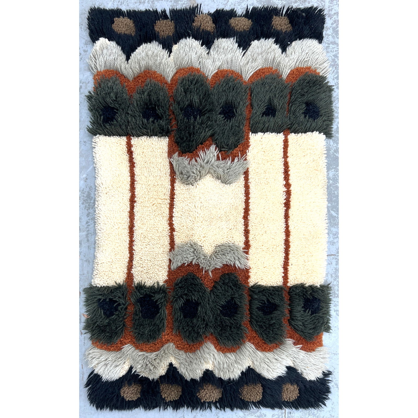 Vintage Mid Century Modern Shag Rug. Neutral Colors. Different Pile Heights.: Vintage Mid Century Modern Shag Rug. Neutral Colors. Different Pile Heights. Dimensions: Height: 48 inches, Width: 28 inches. --- US Packing and Shipping charge: In house shipping available.