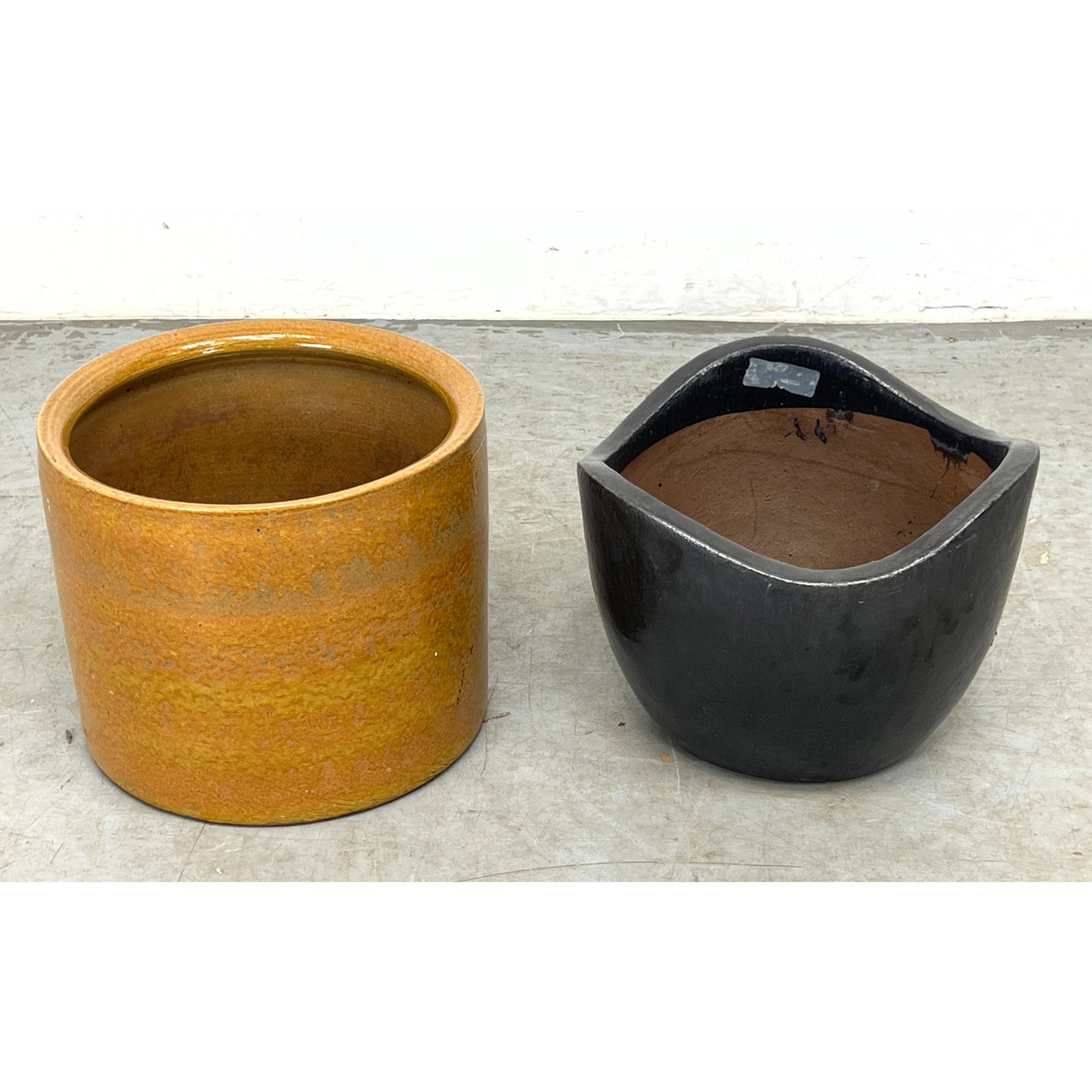 2pc Garden Pottery. Gainey AC-12 Orange Speckled Planter with Campania Ceramic Planter: 2pc Garden Pottery. Gainey AC-12 Orange Speckled Planter with Campania Ceramic Planter Dimensions: Height: 11 inches, Width: 13 inches, Depth: 13 inches. ---