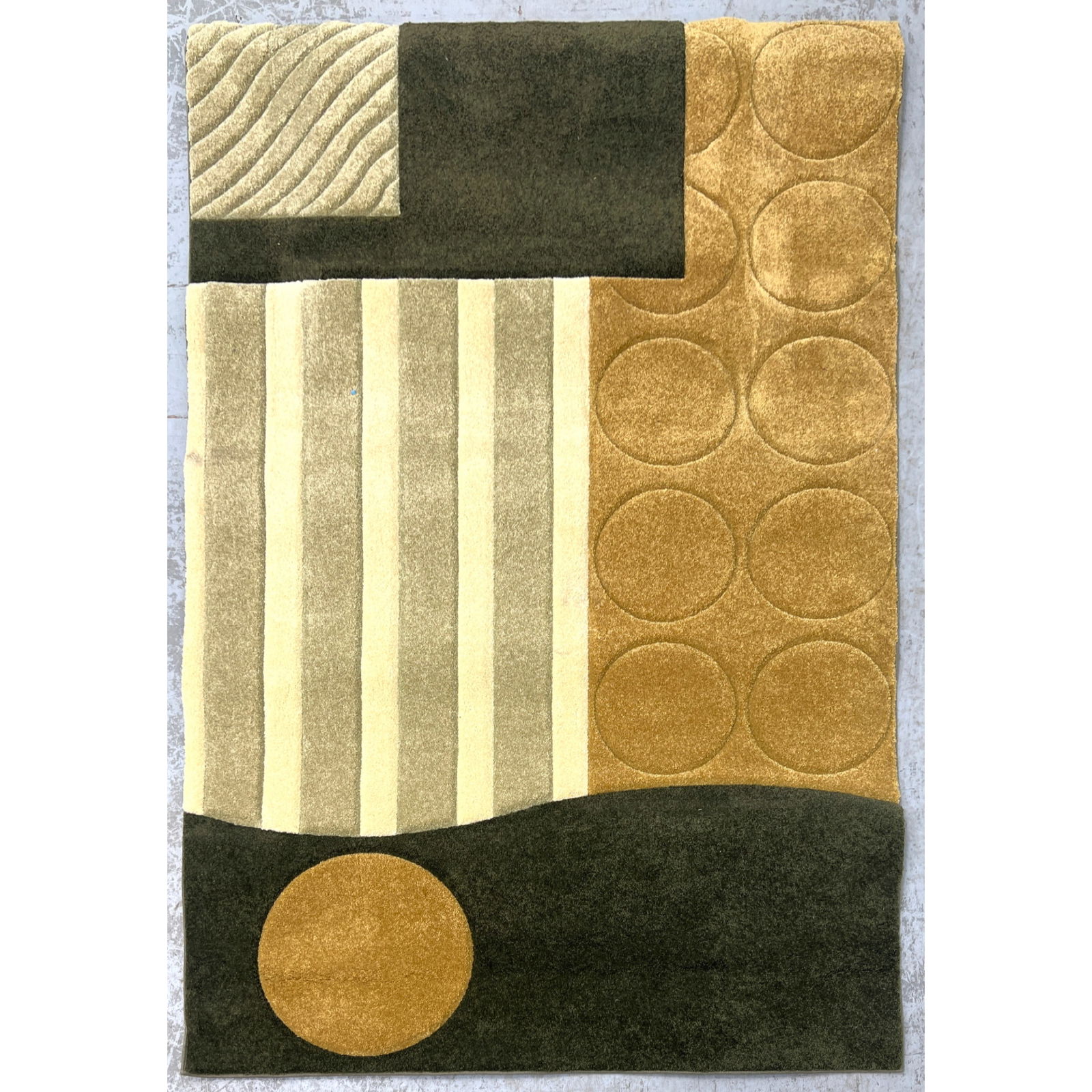 4'11 X 8' ELEMENTS DESIGN 16 Nylon Rug. DALYN RUG CO. Gold, Oatmeal, Green. Has bound edge. Label.: 4'11 X 8' ELEMENTS DESIGN 16 Nylon Rug. DALYN RUG CO. Gold, Oatmeal, Green. Has bound edge. Label. Dimensions: Height: 59 inches, Width: 96 inches. ---