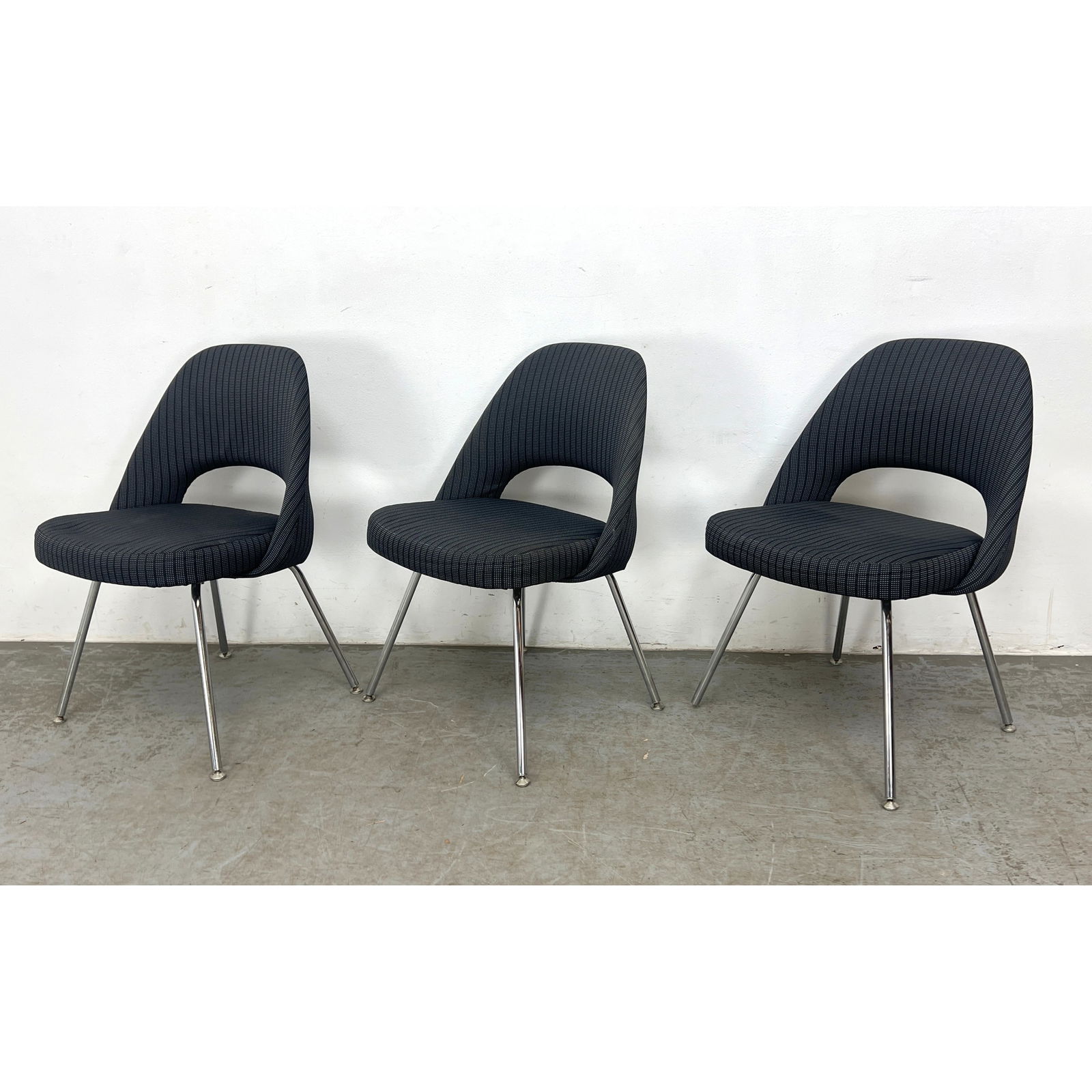 Set 3 Eero Saarinen for Knoll executive chairs.: Set 3 Eero Saarinen for Knoll executive chairs. Dimensions: Height: 31 inches, Width: 22 inches, Depth: 17 inches. - Seat Height: 17 inches ---