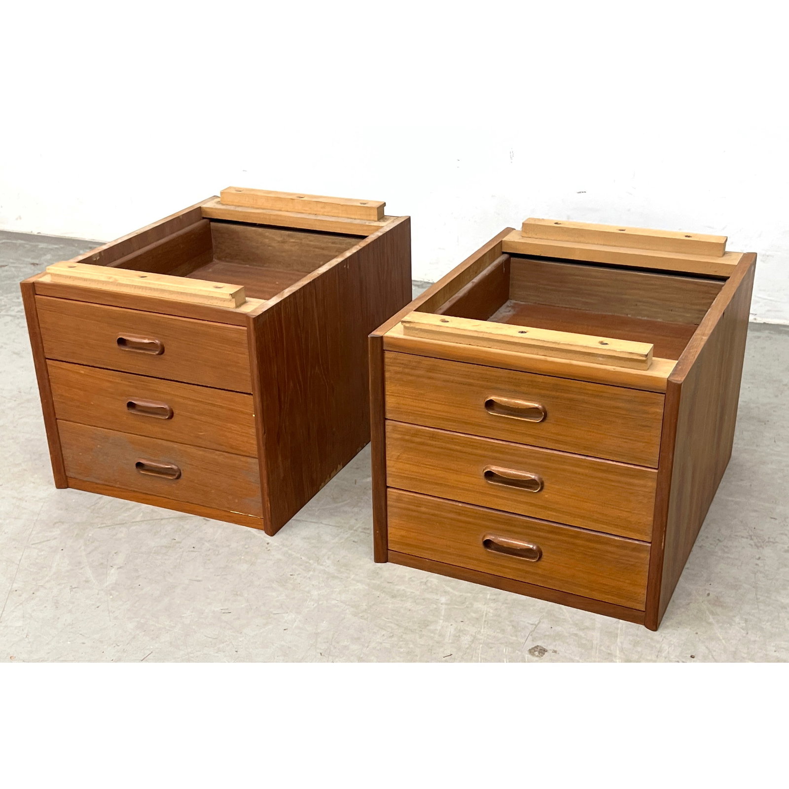 2 Danish Modern Arne Vodder Teak Drop Leaf Desk Drawer Boxes Parts: 2 Danish Modern Arne Vodder Teak Drop Leaf Desk Drawer Boxes Parts Dimensions: Height: 14 inches, Width: 14.75 inches, Depth: 19.5 inches. ---